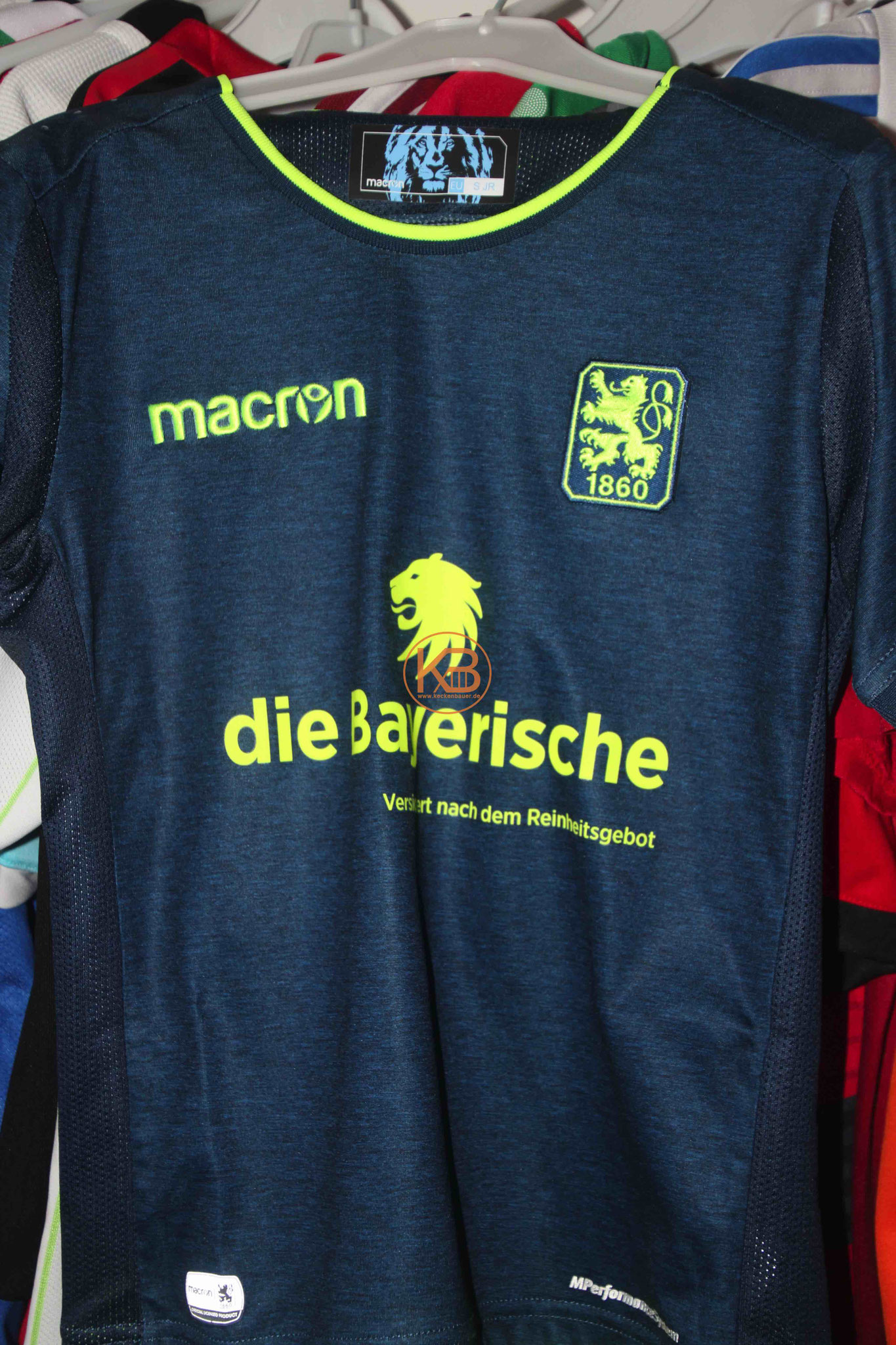 Trikot mit Eigennamen von 1860 München mit "seiner" Nummer 18 1/2