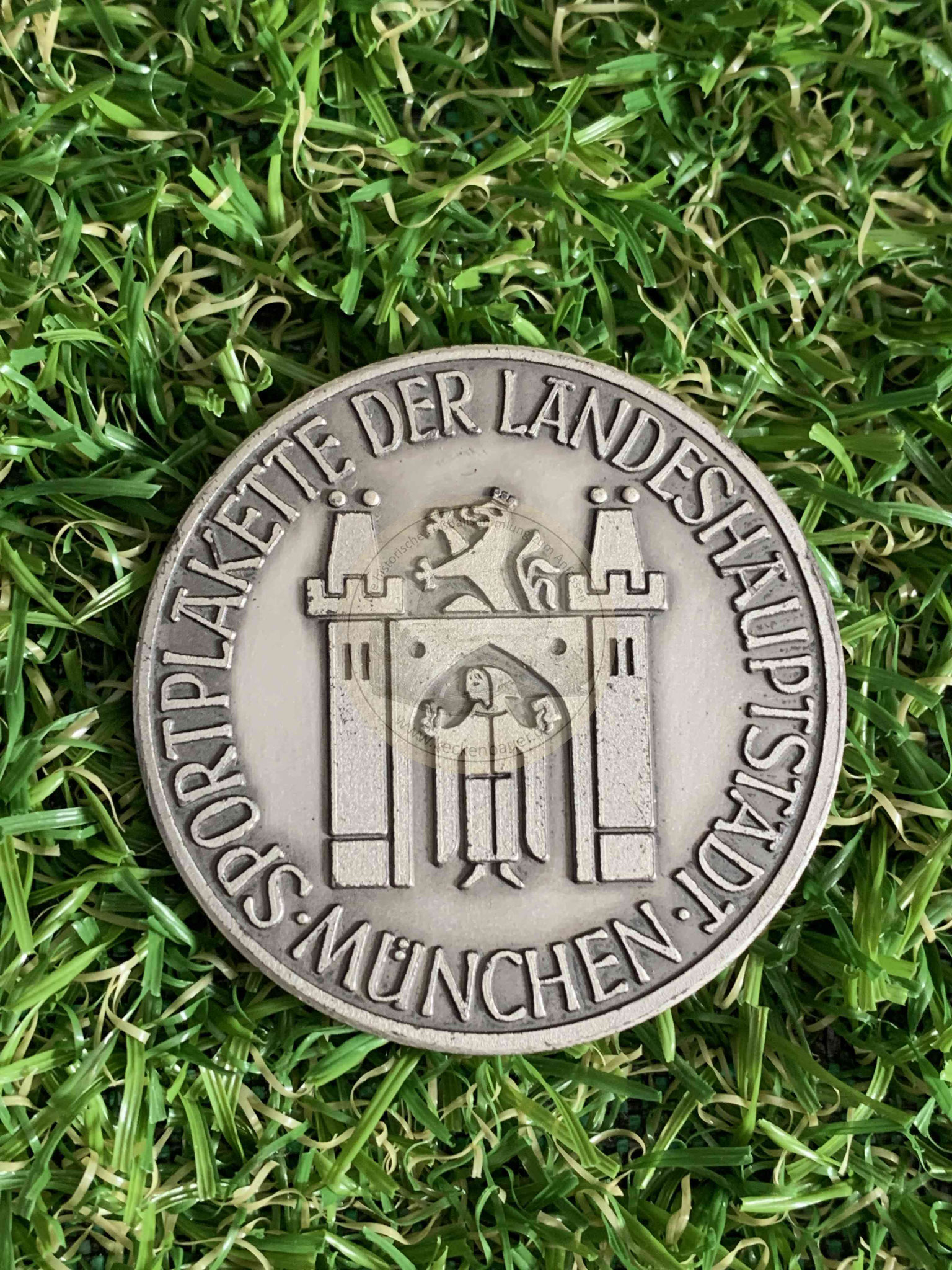 Sportplakette der Landeshauptstadt München für den Gewinn der Süddeutschen Fussballeisterschaft mit 1860 München aus dem Jahr 1963 aus dem Nachlass von Max Merkel b