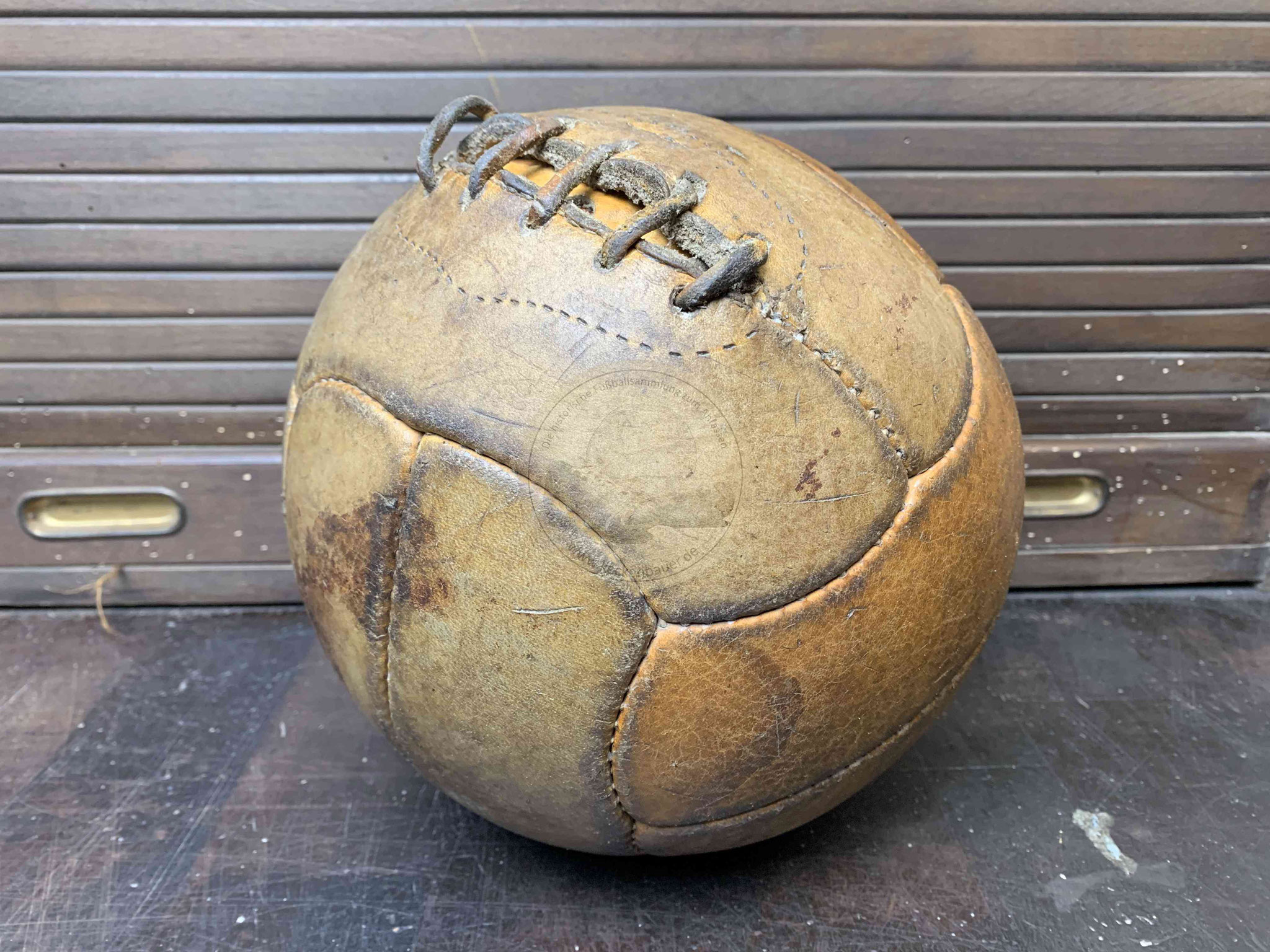 Fußball mit den zwei Panelen je Seite und klassischer Naht für die Ballblase