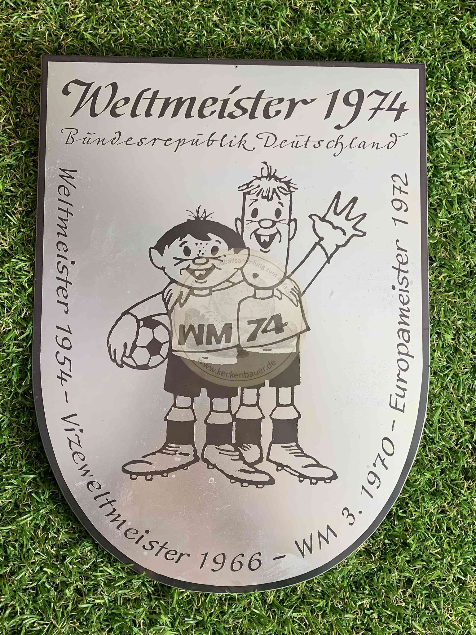 Plakette zur Weltmeisterschaft 1974 in Deutschland mit den Maskottchen Tip und Tap von Zinn Becker