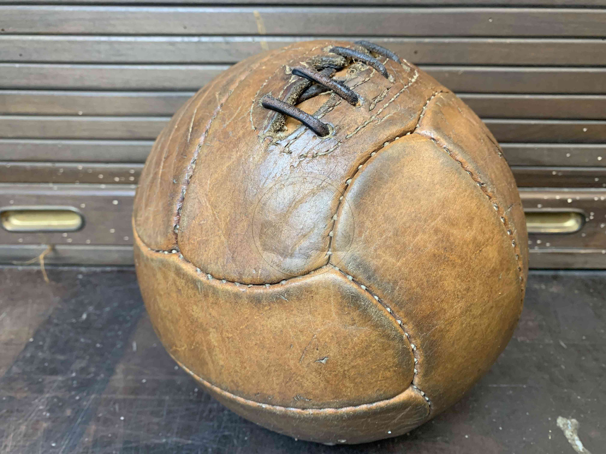 Fußball mit den zwei Panelen je Seite und klassischer Naht für die Ballblase 