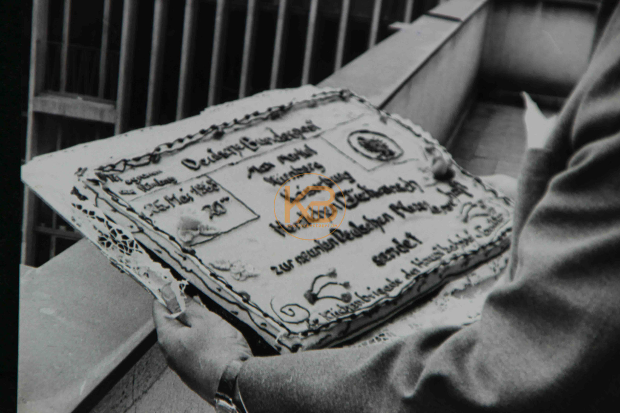 Foto aus dem Nachlass von Max Merkel auf dem er mit einem Siegerkuchen zum Gewinn der Deutschen Meisterschaft erhalten hat. 2/2