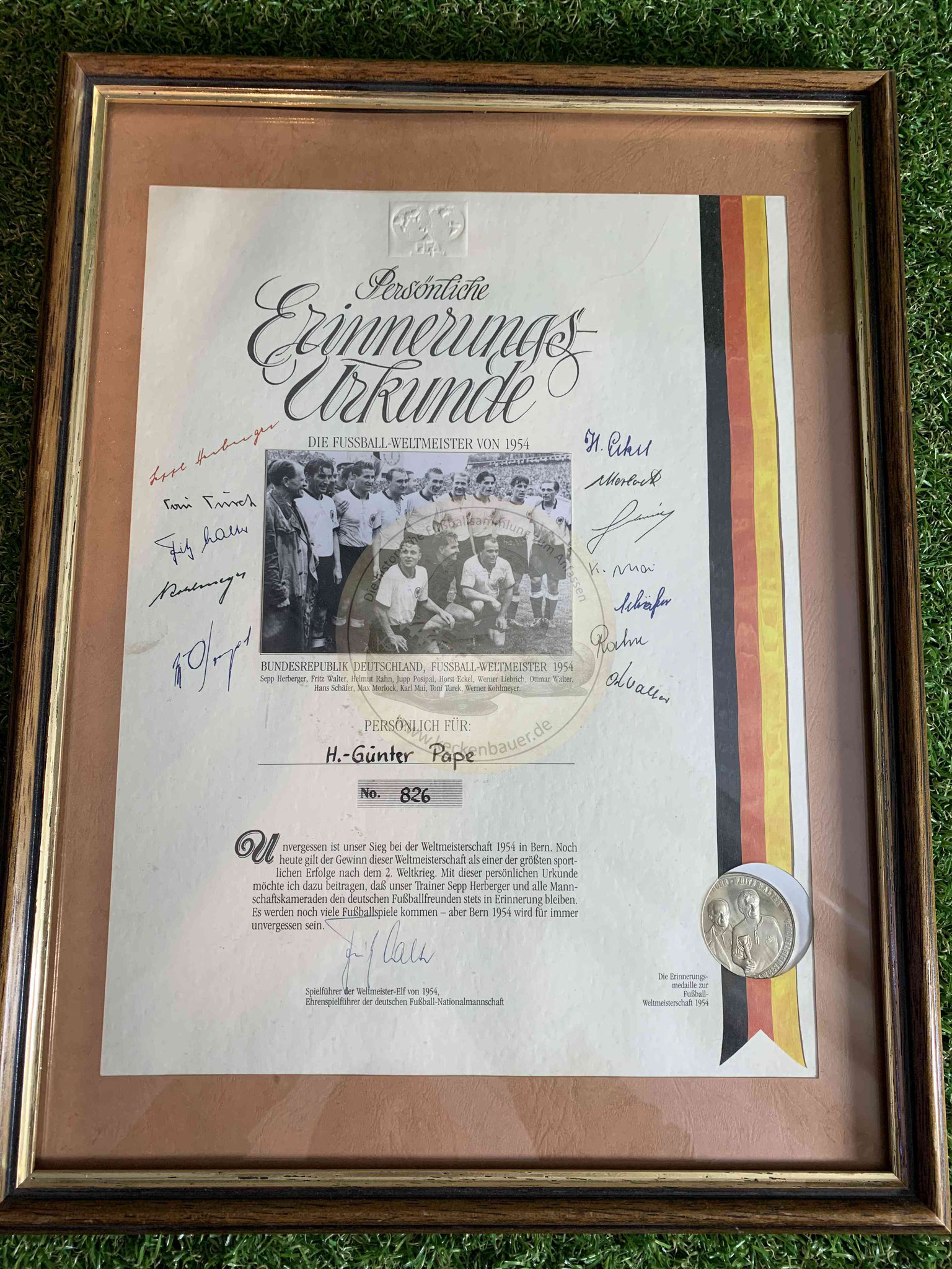 Erinnerungsurkunde mit den Unterschriften der Weltmeister von 1954 inkl. Sammelmünze.