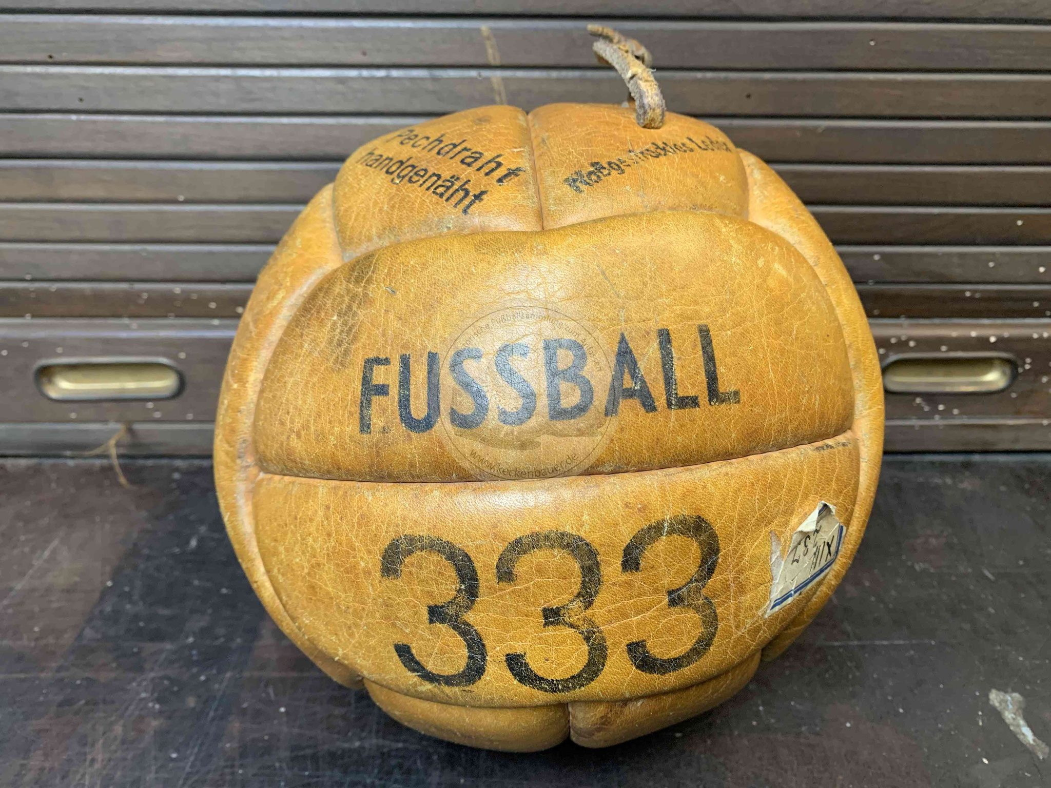 Fußball "Fussball 333" mit zwei Panelen je Seite und Rundöffnung für die Ballblase