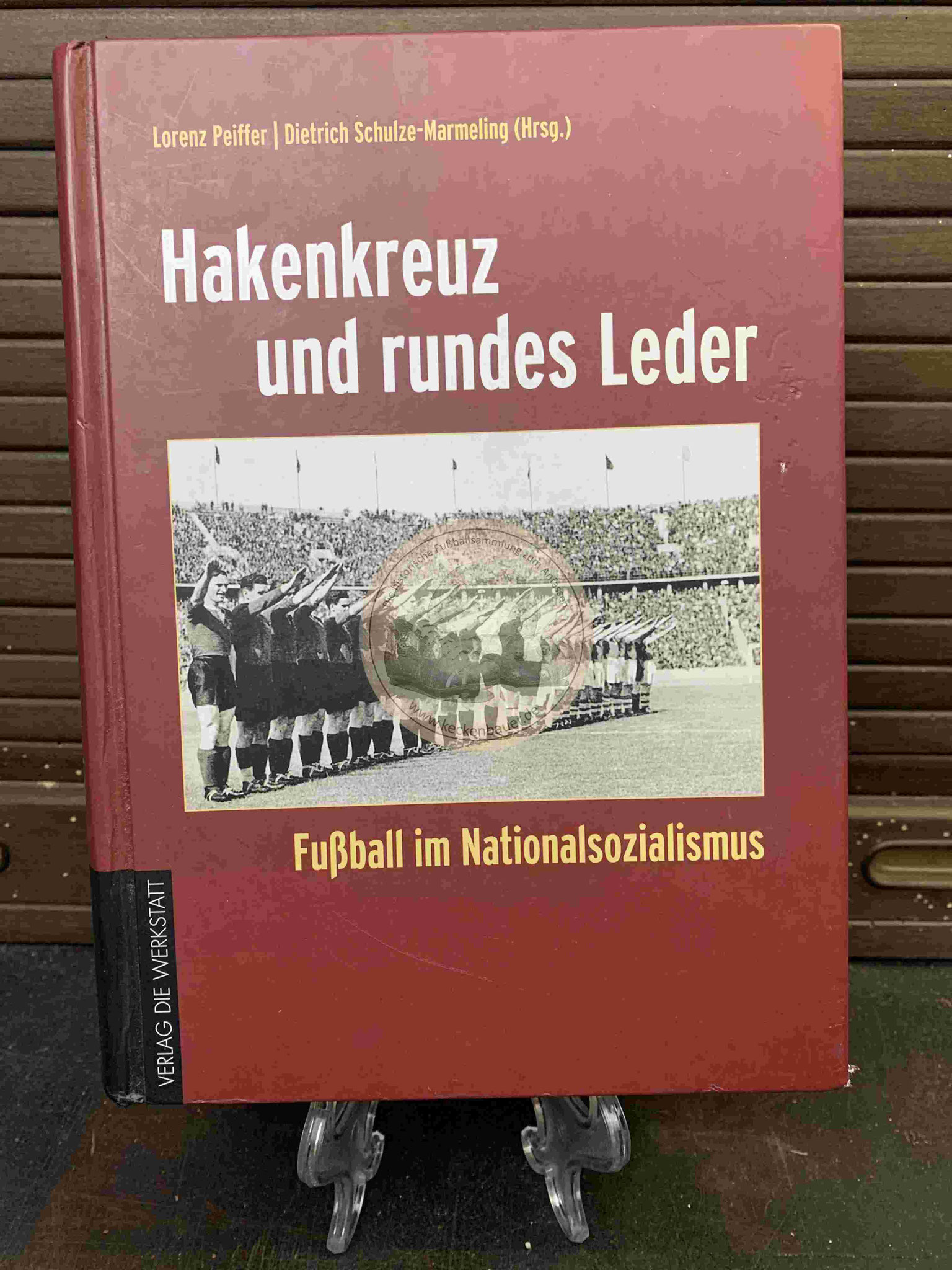 Hakenkreuz und rundes Leder Fußball im Nationalsozialismus aus dem Jahr 2008