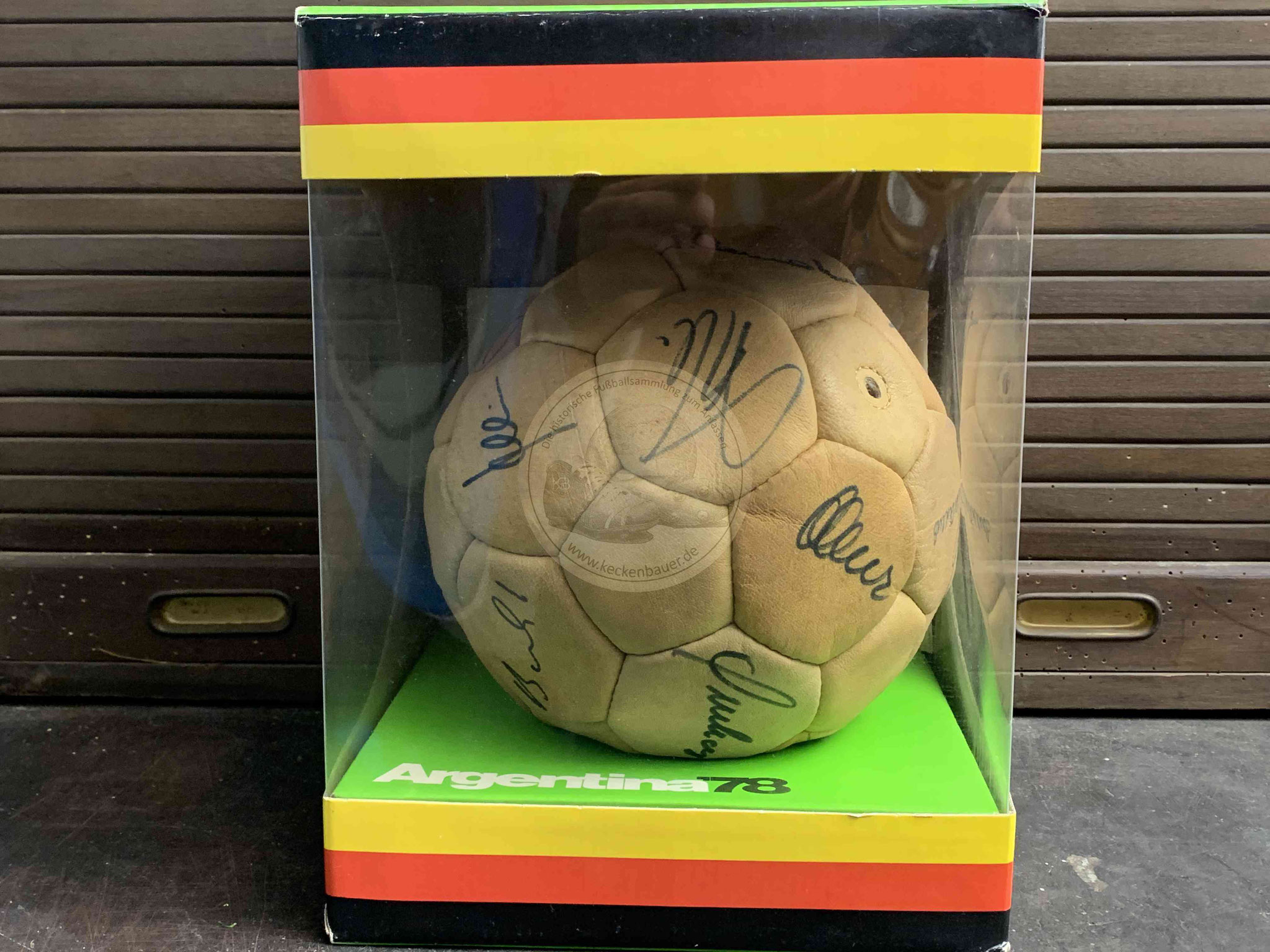 WM Ball mit original Unterschriften der deutschen Nationalmannschaft zur WM 1978 in Argentinien