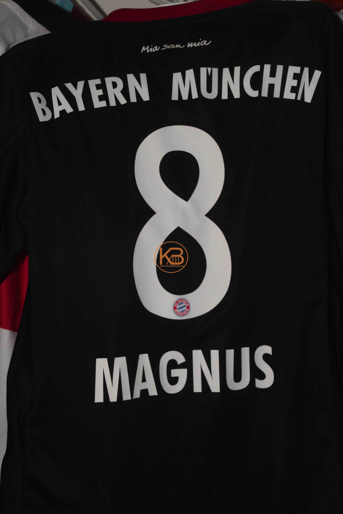 Trikot mit Eigennamen vom FC Bayern München mit "seiner" Nummer 8 2/2