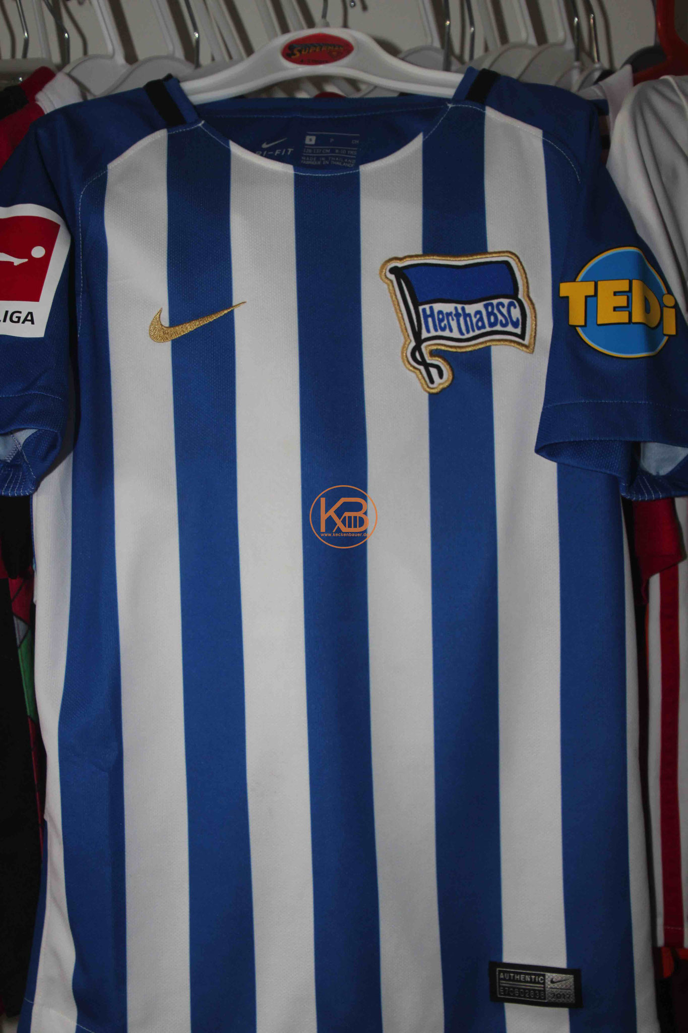 Trikot mit Eigennamen von Hertha BSC Berlin mit "seiner" Nummer 8 1/2