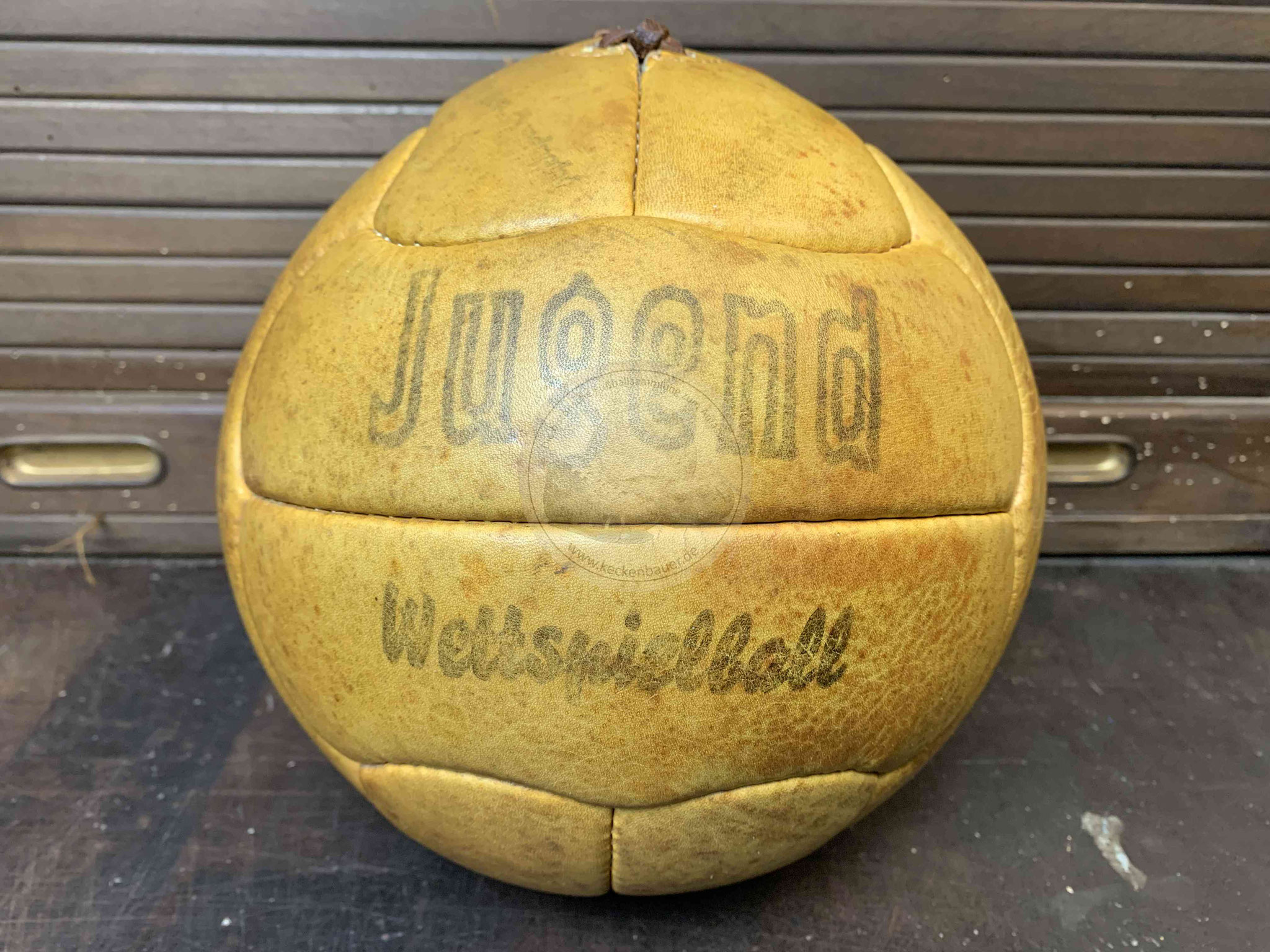 Fußball "Jugend Wettspielball" mit zwei Panelen je Seite und klassischer Naht für die Ballblase