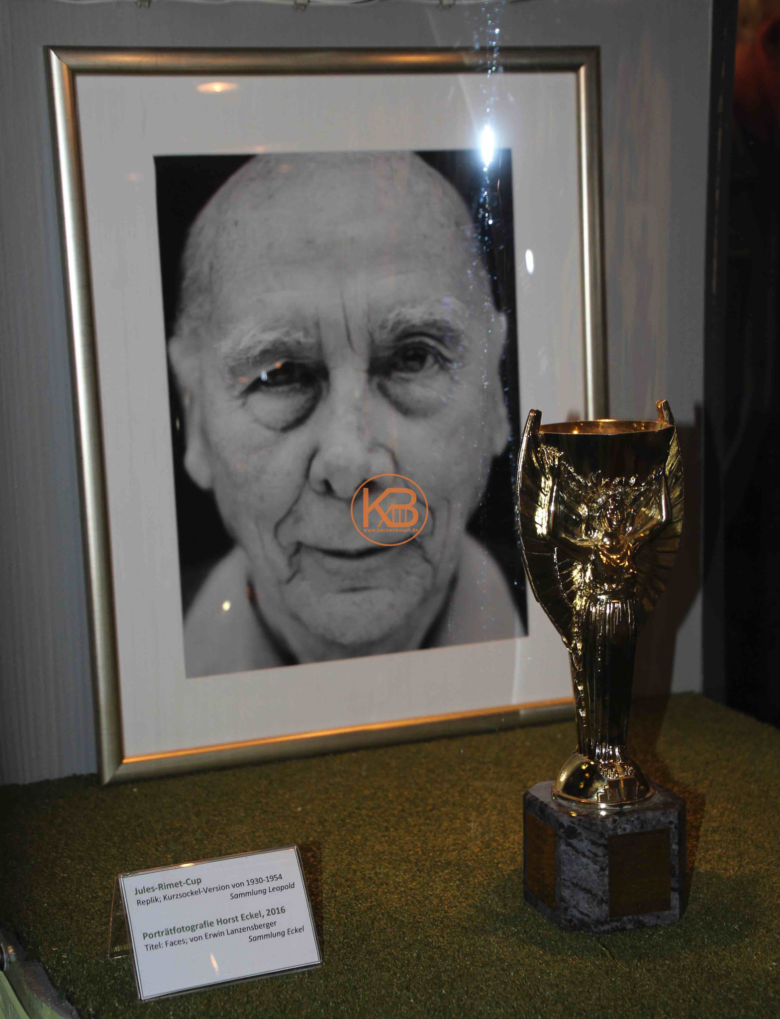 Ein Bild von Horst Eckel mit dem Cup Jules Rimet