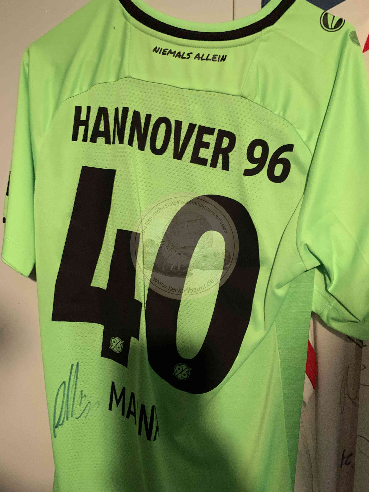 Originales Trikot von Linton Maina Hannover 96 signiert