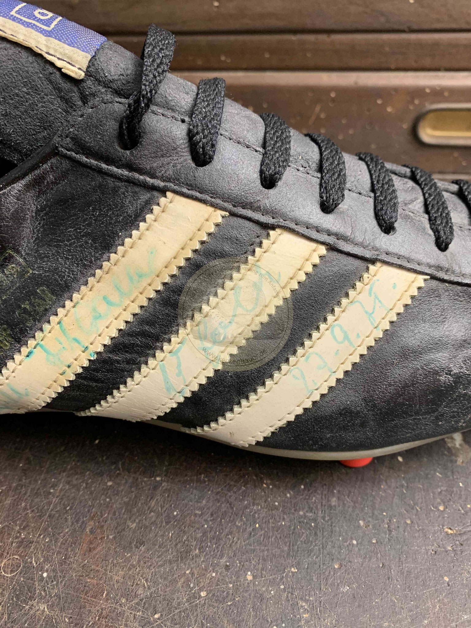 Adidas Top Star von Helmut Kremers mit Schraubstollen, seinem und dem Autogramm von Uwe Seeler 3