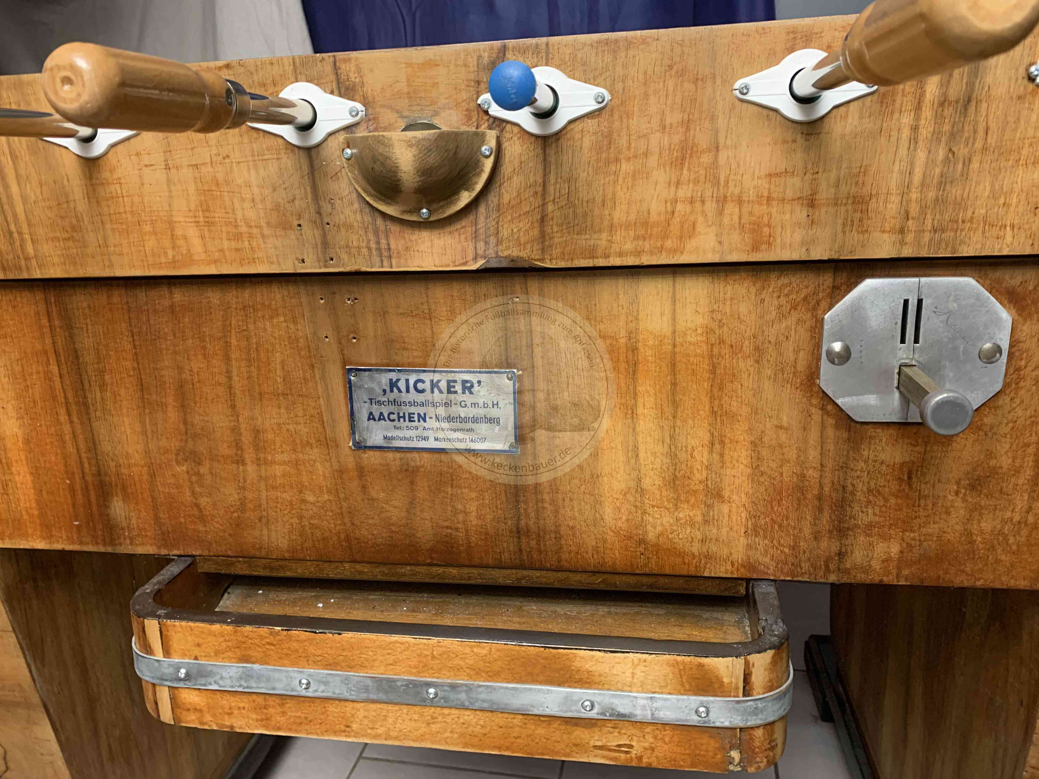 Alter Kneipen Kicker (Kröckel) Tisch aus dem Jahr 1953. Er stand von 1953 - 2014 im Großraum Bielefeld. Die Spielfläche wurde schon vom Vorbesitzer ca. in den 60ern getauscht