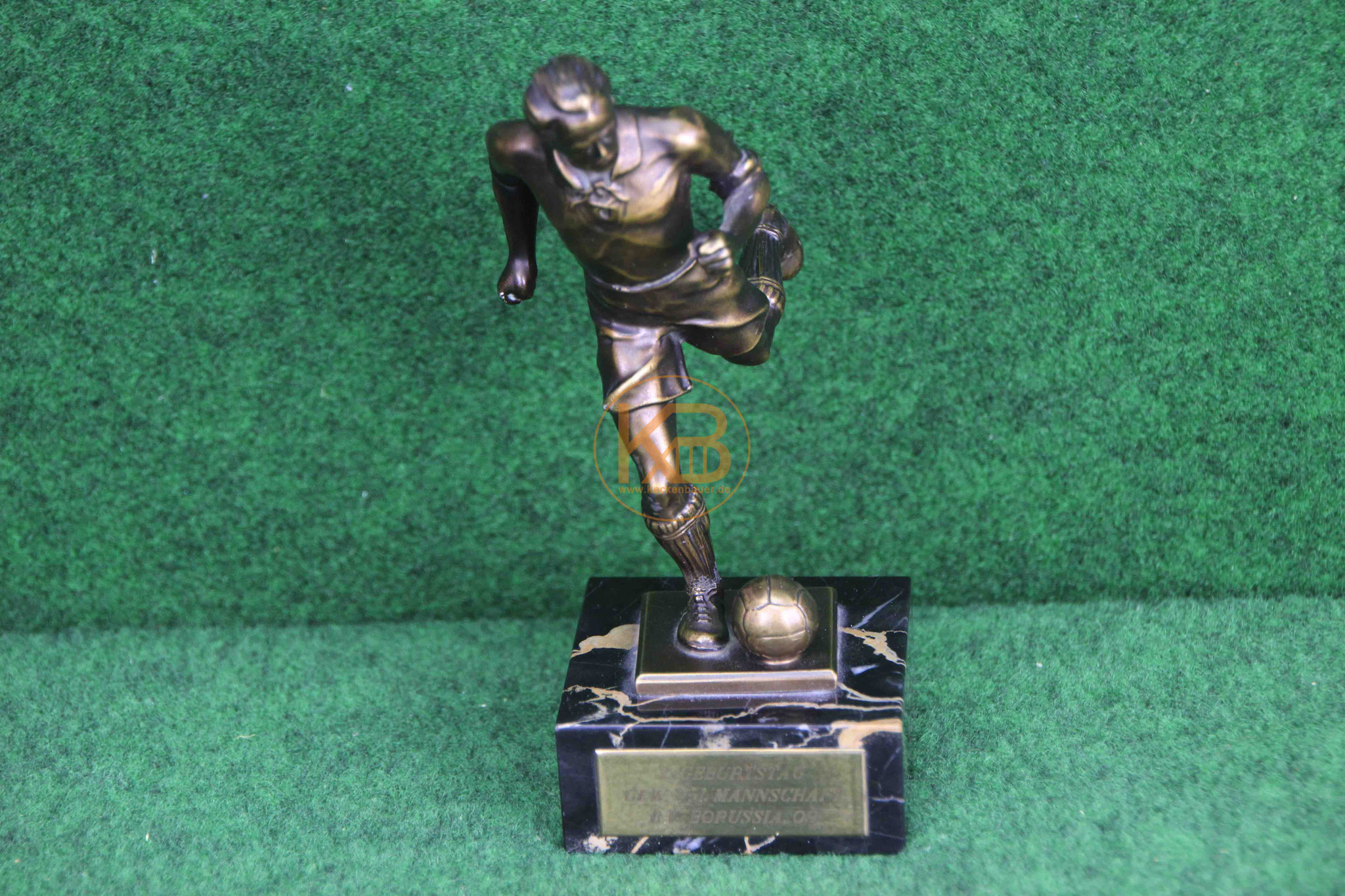 Fussballskulptur, die Max Merkel von der 1. Mannschaft von Borussia Dortmund geschenkt bekommen hat, sie stammt aus dem Nachlass von Max Merkel. 1/2