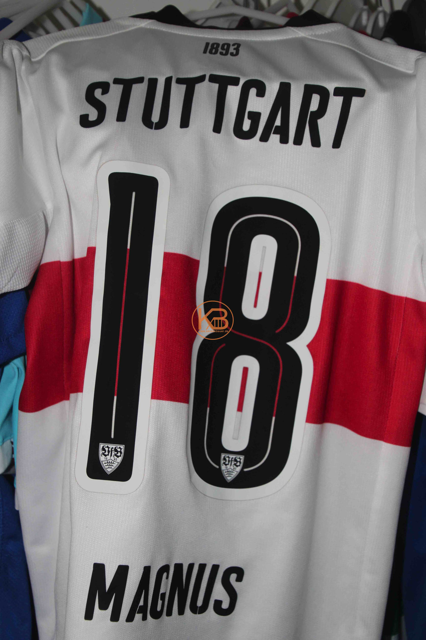 Trikot mit Eigennamen vom VFB Stuttgart mit der Nummer 18 2/2