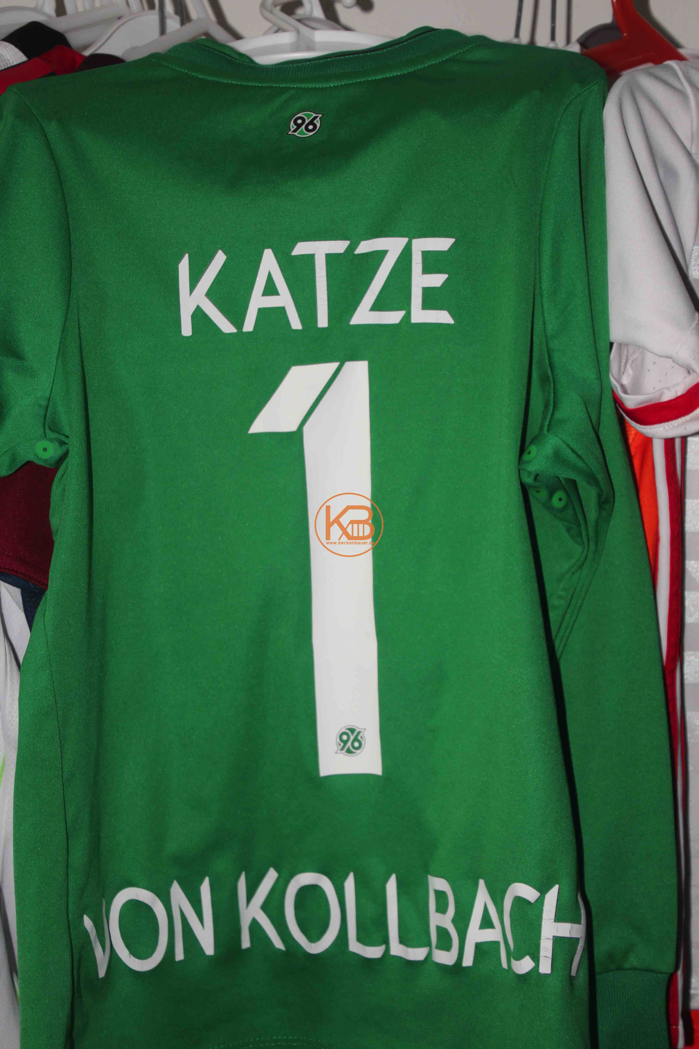 Sein erstes Trikot mit Eigennamen von Hannover 96 mit der Nummer 1 und der "Katze von Kollbach" 2/2