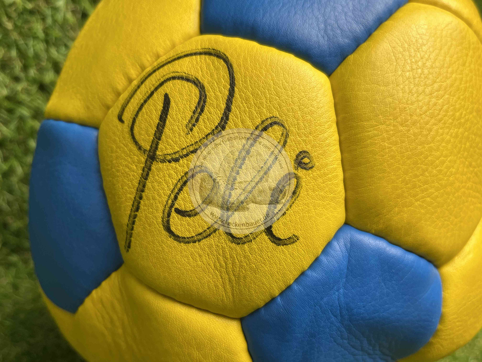 Puma Ball Gelb Blau mit Pele Autogramm 