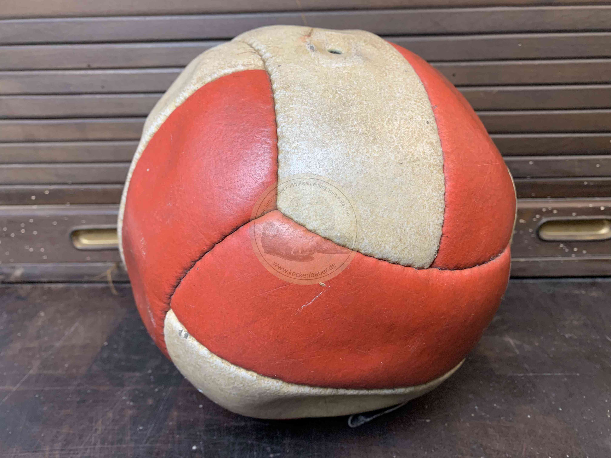 Fußball mit den zwei Panelen je Seite in rot und weiß und Ventil. Inkl Autogramm von Fritz Walter