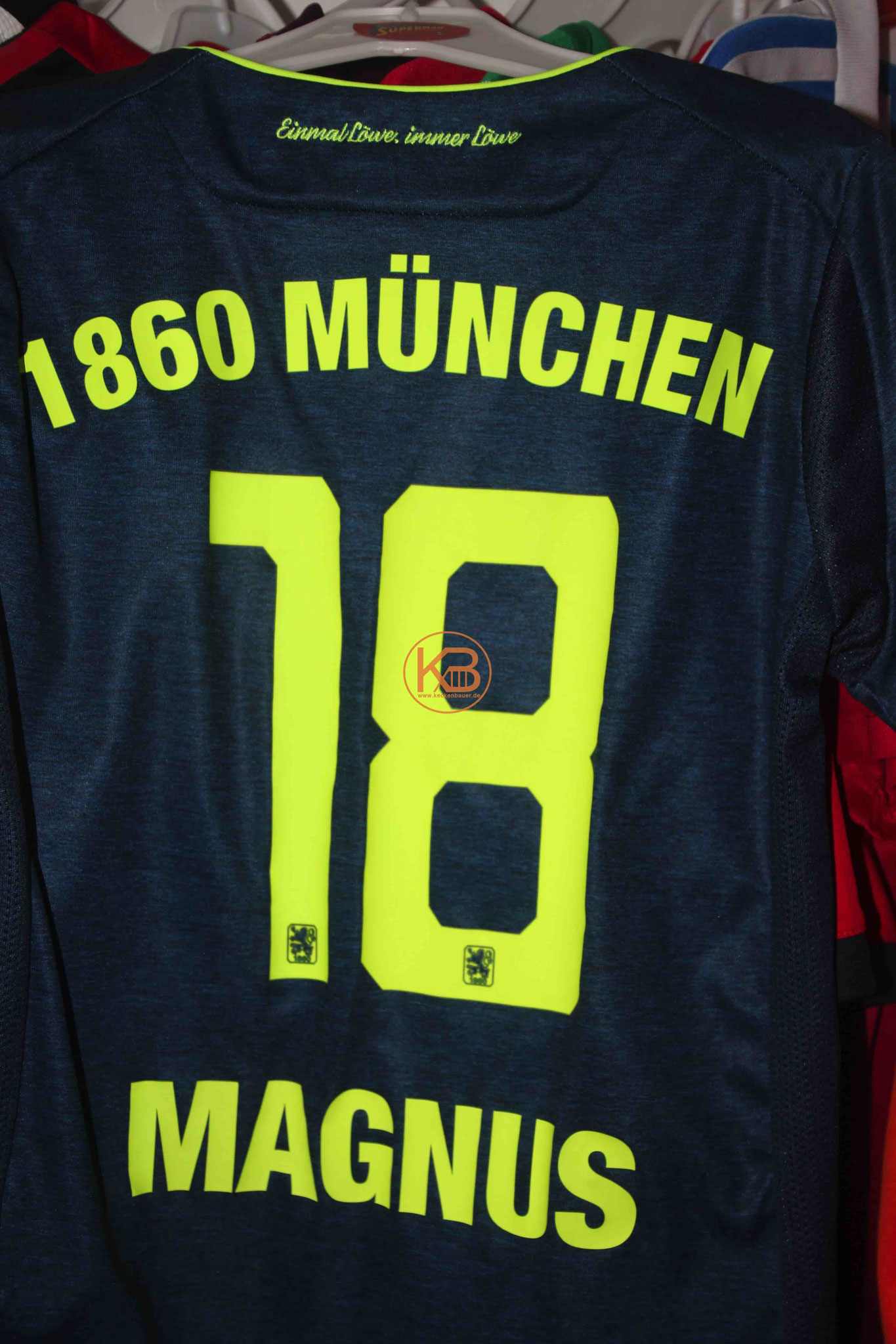 Trikot mit Eigennamen von 1860 München mit "seiner" Nummer 18 2/2