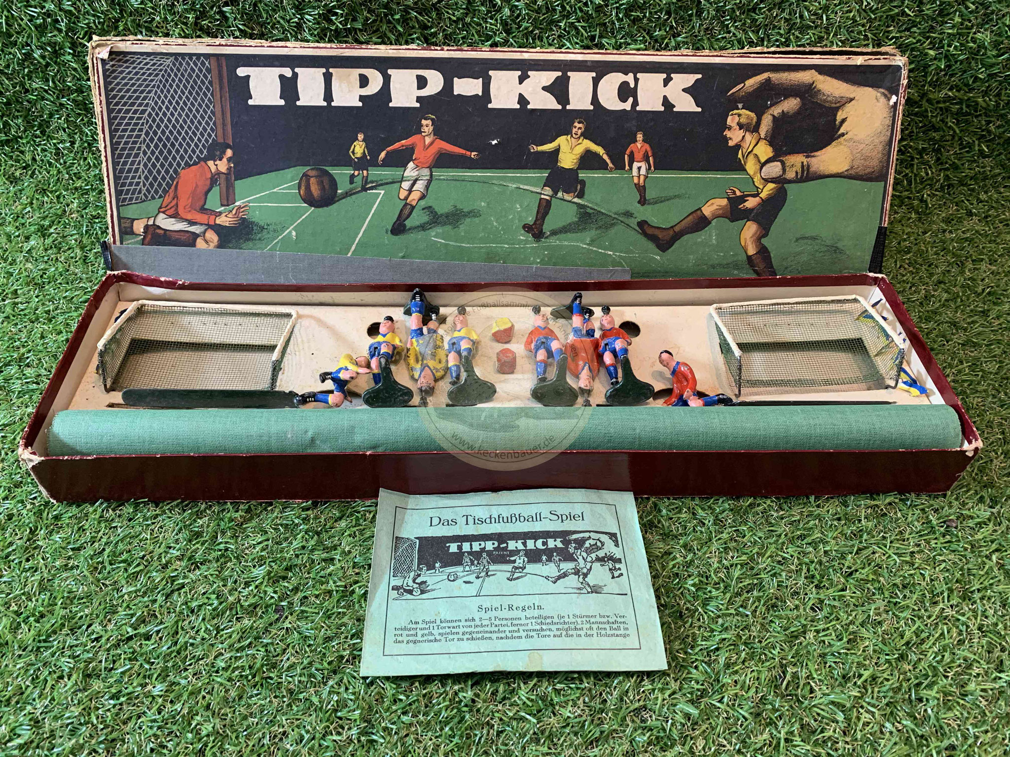 Altes besonderes Tipp Kick Fußballspiel aus den Anfangsjahren mit Spielbegrenzungsfahnen