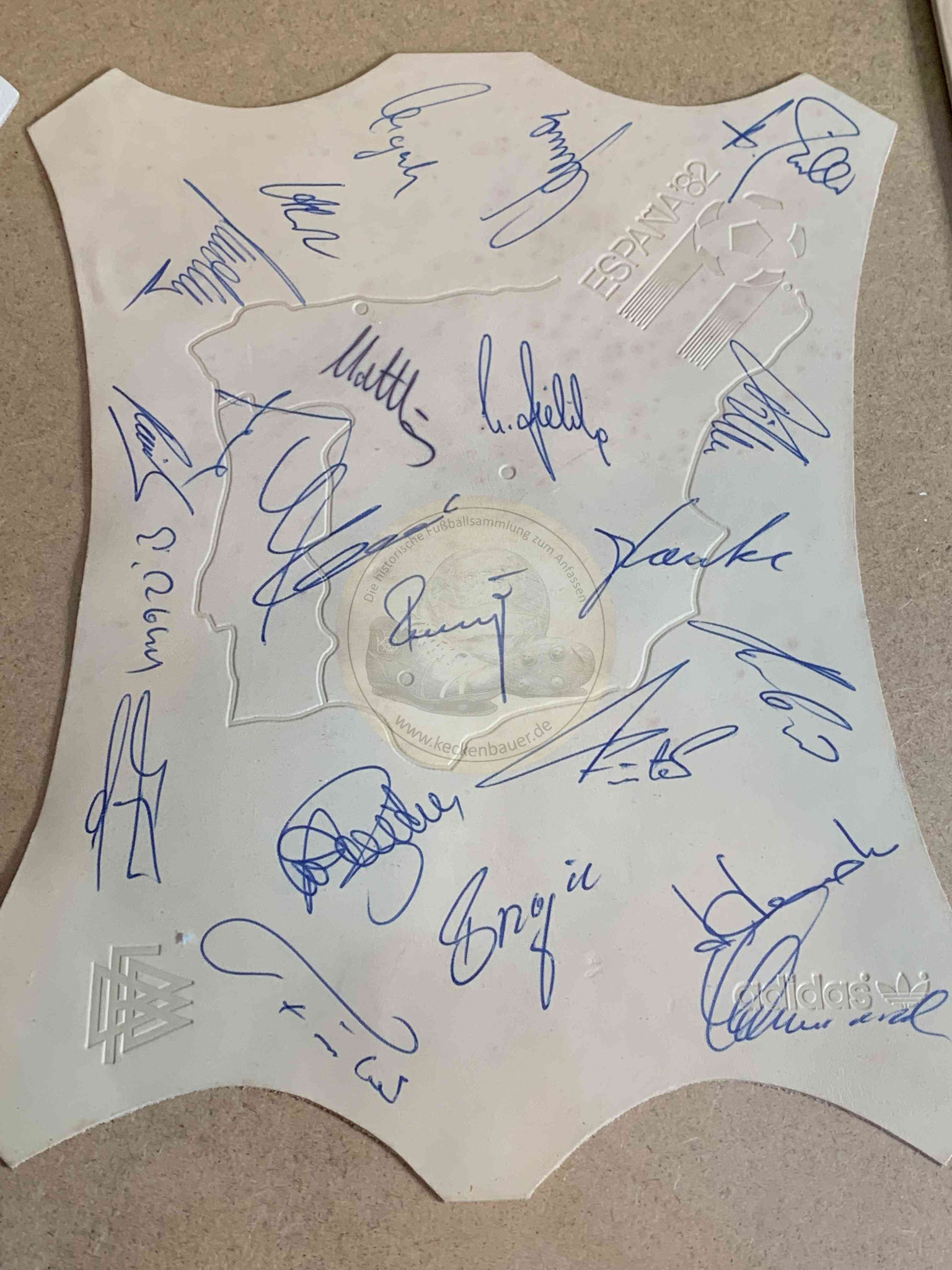 1982 Autogrammleder von Adidas von der Weltmeisterschaft mit den Autogrammen des DFB