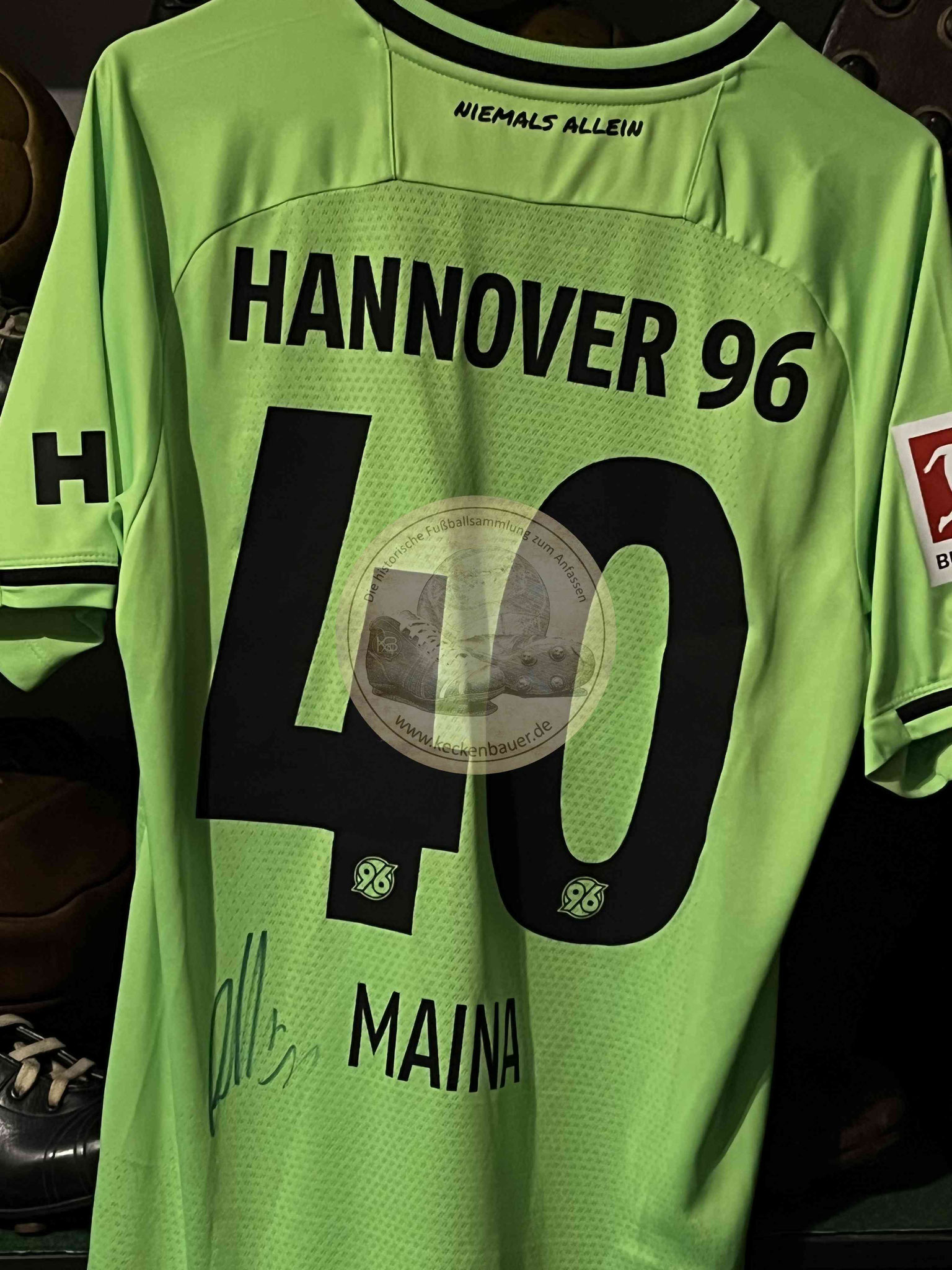 2010er Jahre Trikot von Linton Maina von Hannover 96 signiert