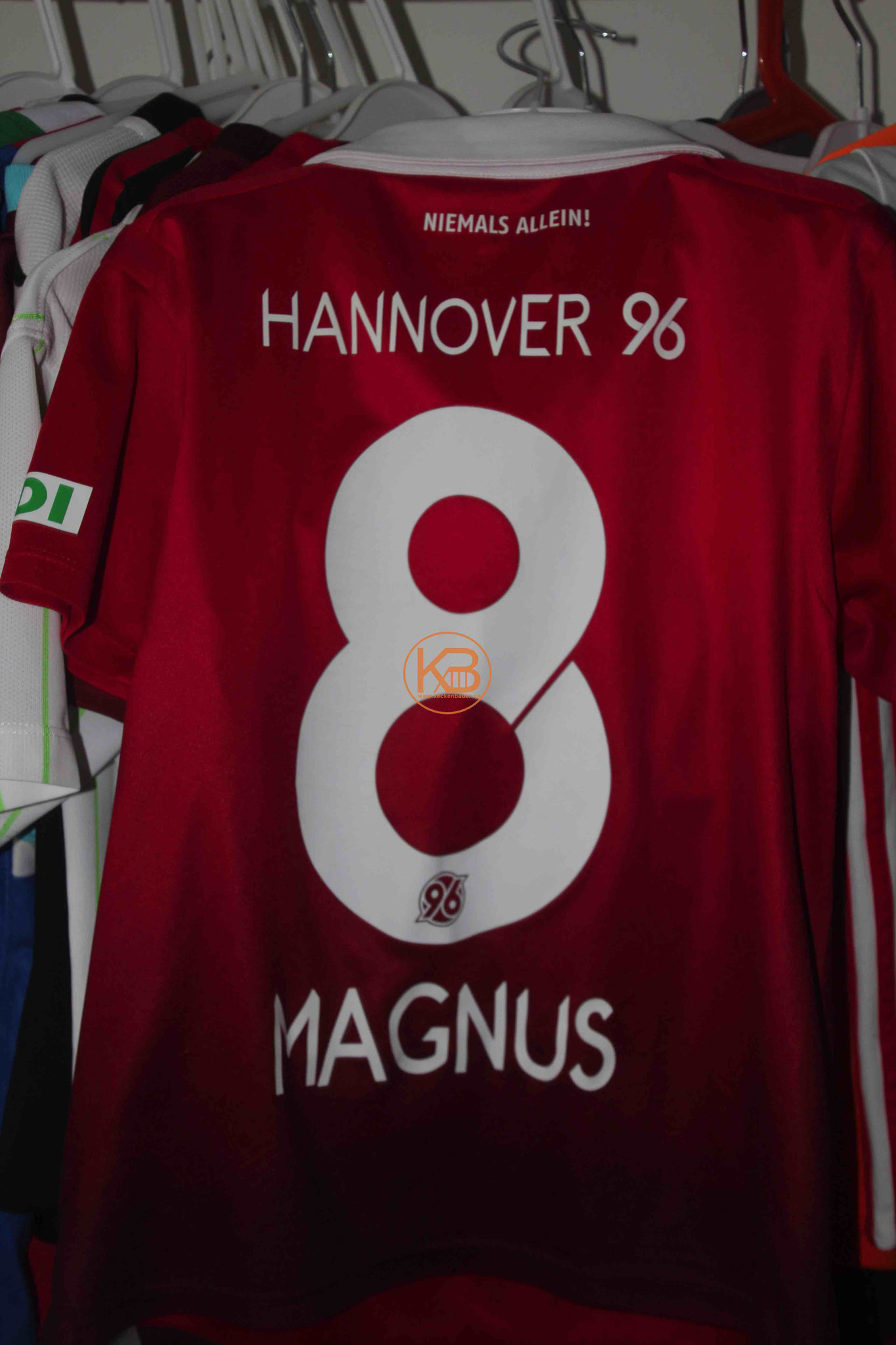 Trikot mit Eigennamen von Hannover96 mit "seiner" Nummer 8 2/2