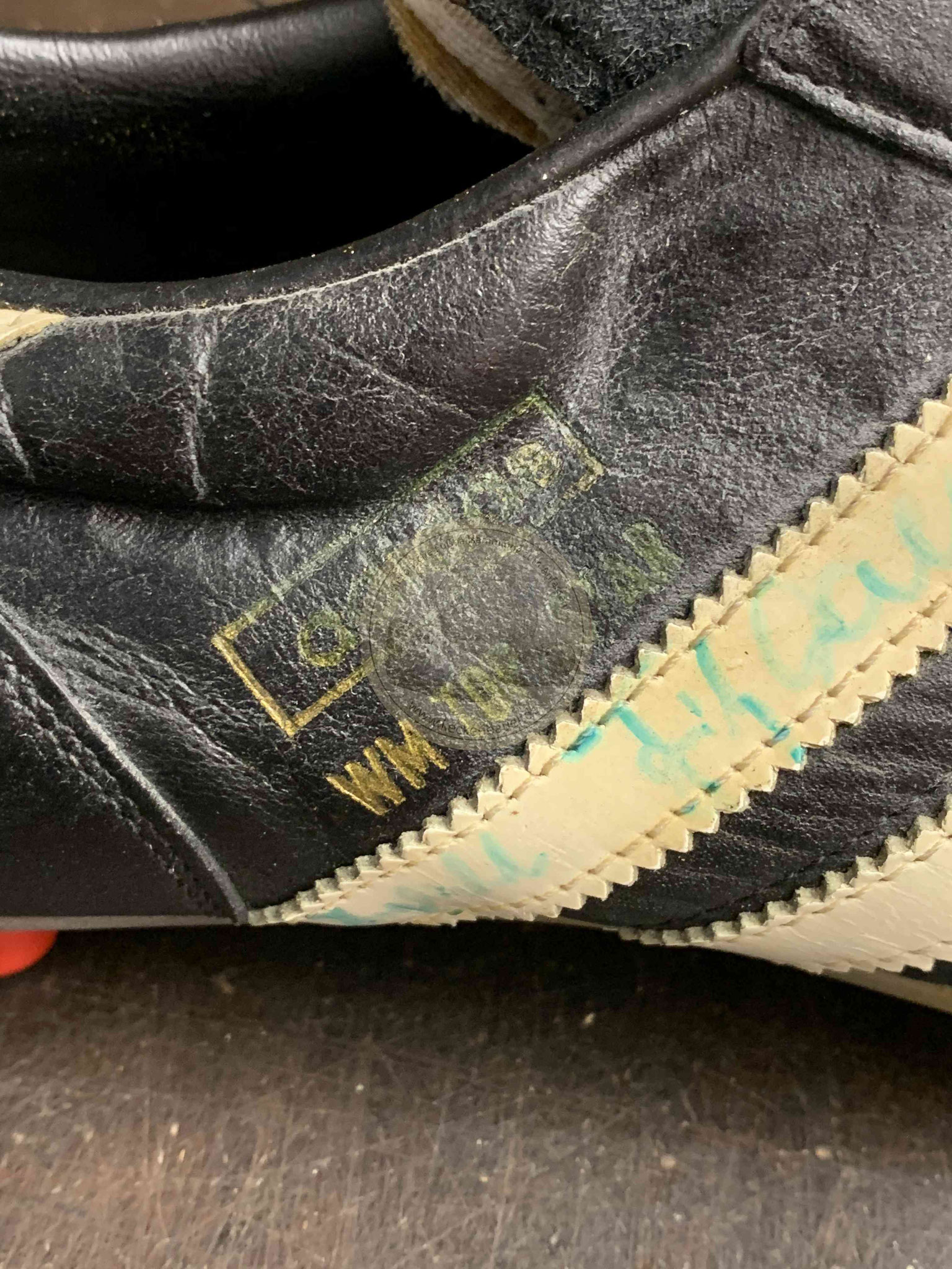 Adidas Top Star von Helmut Kremers mit Schraubstollen, seinem und dem Autogramm von Uwe Seeler 2