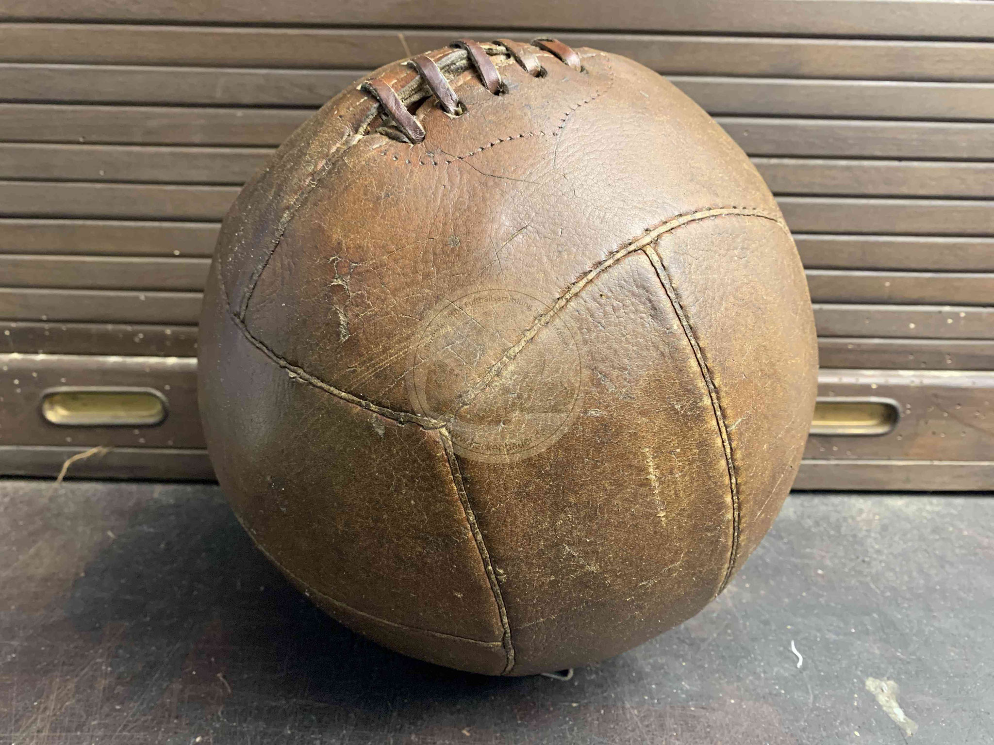 Fußball mit den zwei Panelen je Seite und klassischer Naht für die Ballblase 