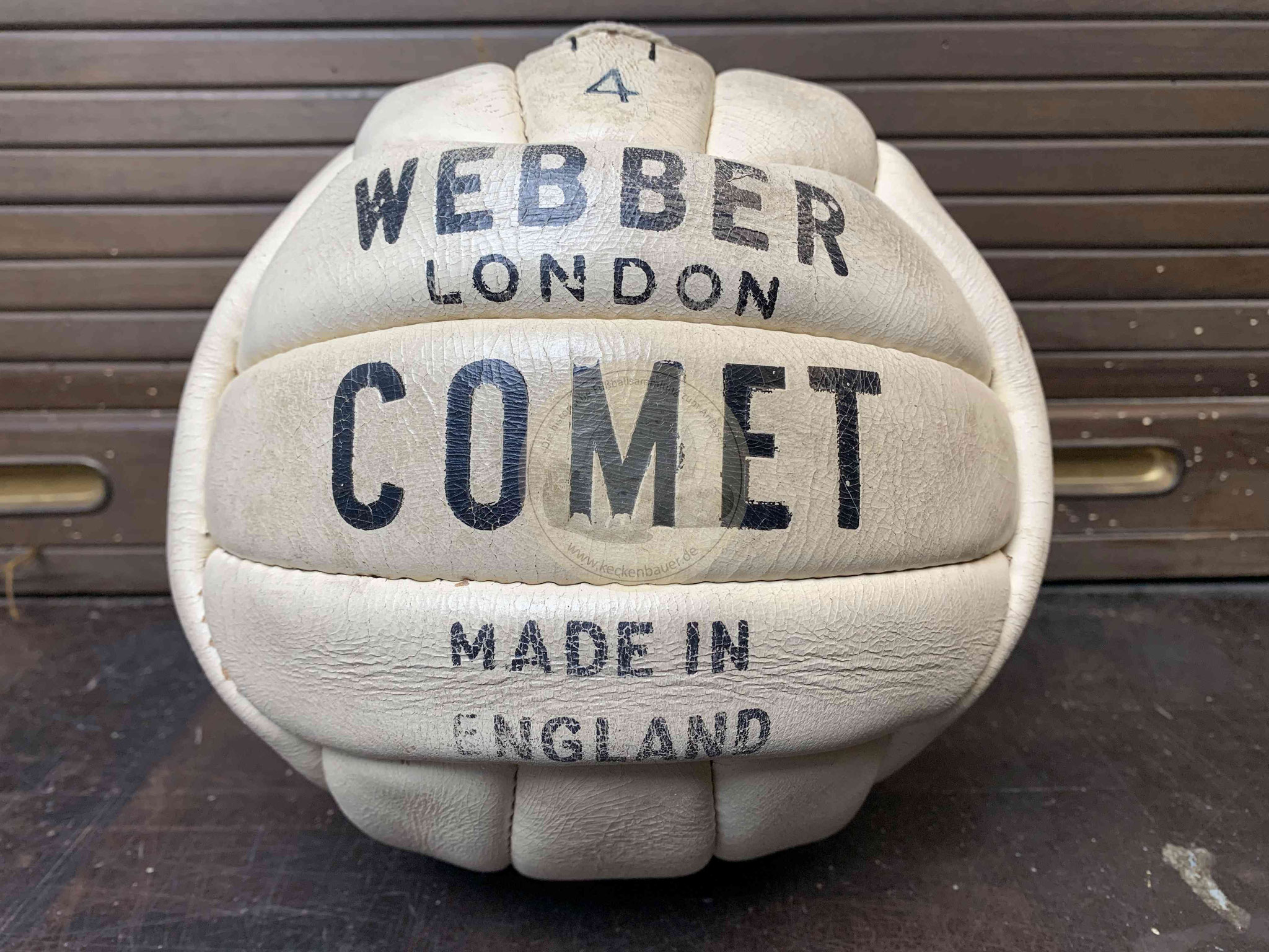 Fußball "Comet Webber London" mit drei Panelen je Seite und klassischer Naht für die Ballblase