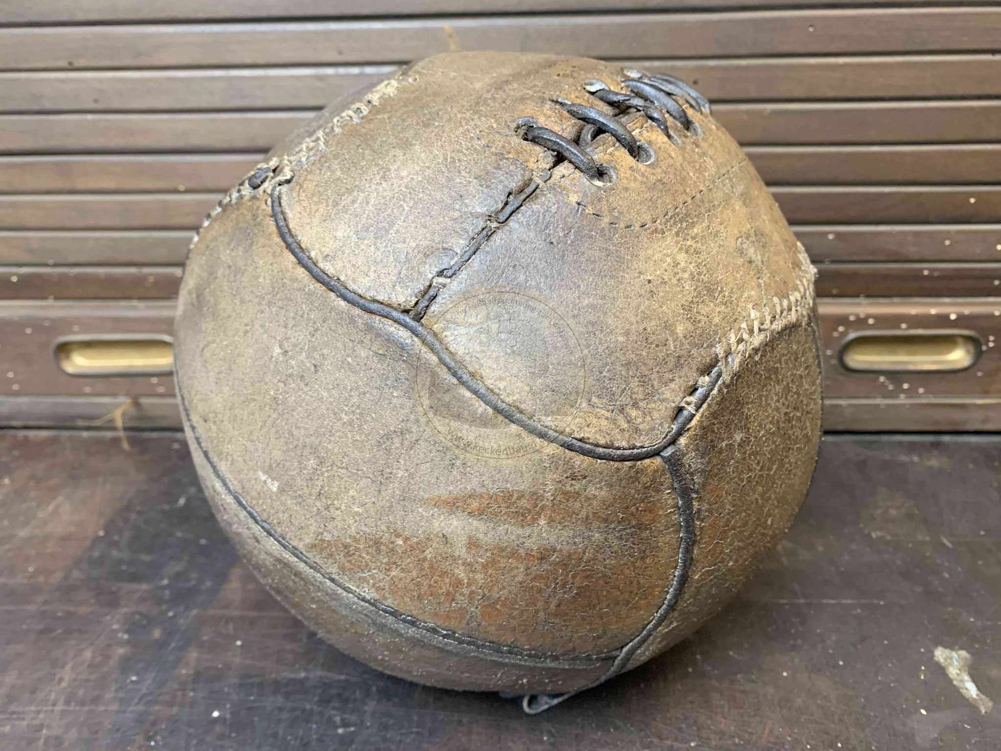 Fußball mit den zwei Panelen je Seite und klassischer Naht für die Ballblase 