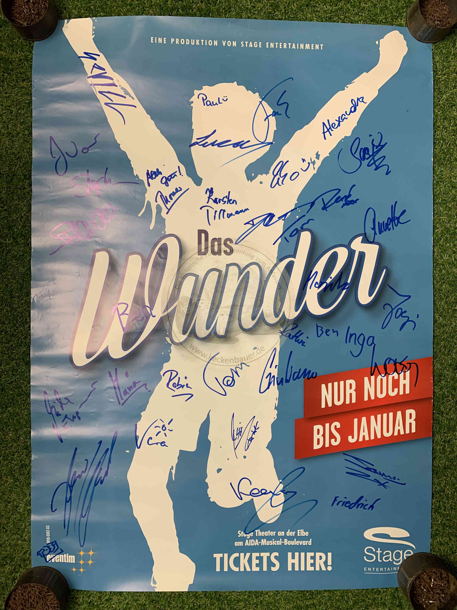 Plakat mit den Autogrammen der Darsteller des Musicals Das Wunder von Bern