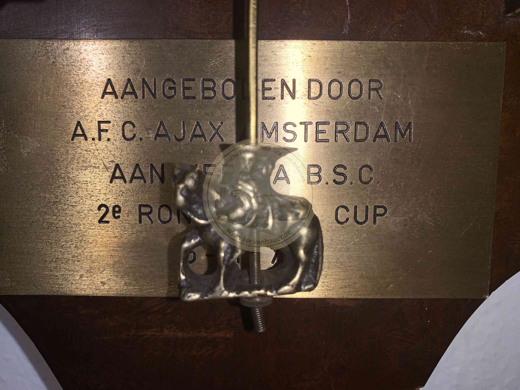 Gastgeschenk von Ajax Amsterdam im Spiel gegen Hertha BSC Berlin am 05.11.1975 c
