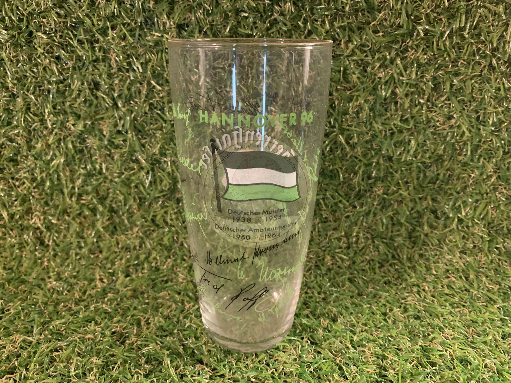 Glas von Herrenhäuser mit den Autogrammen von Hannover 96