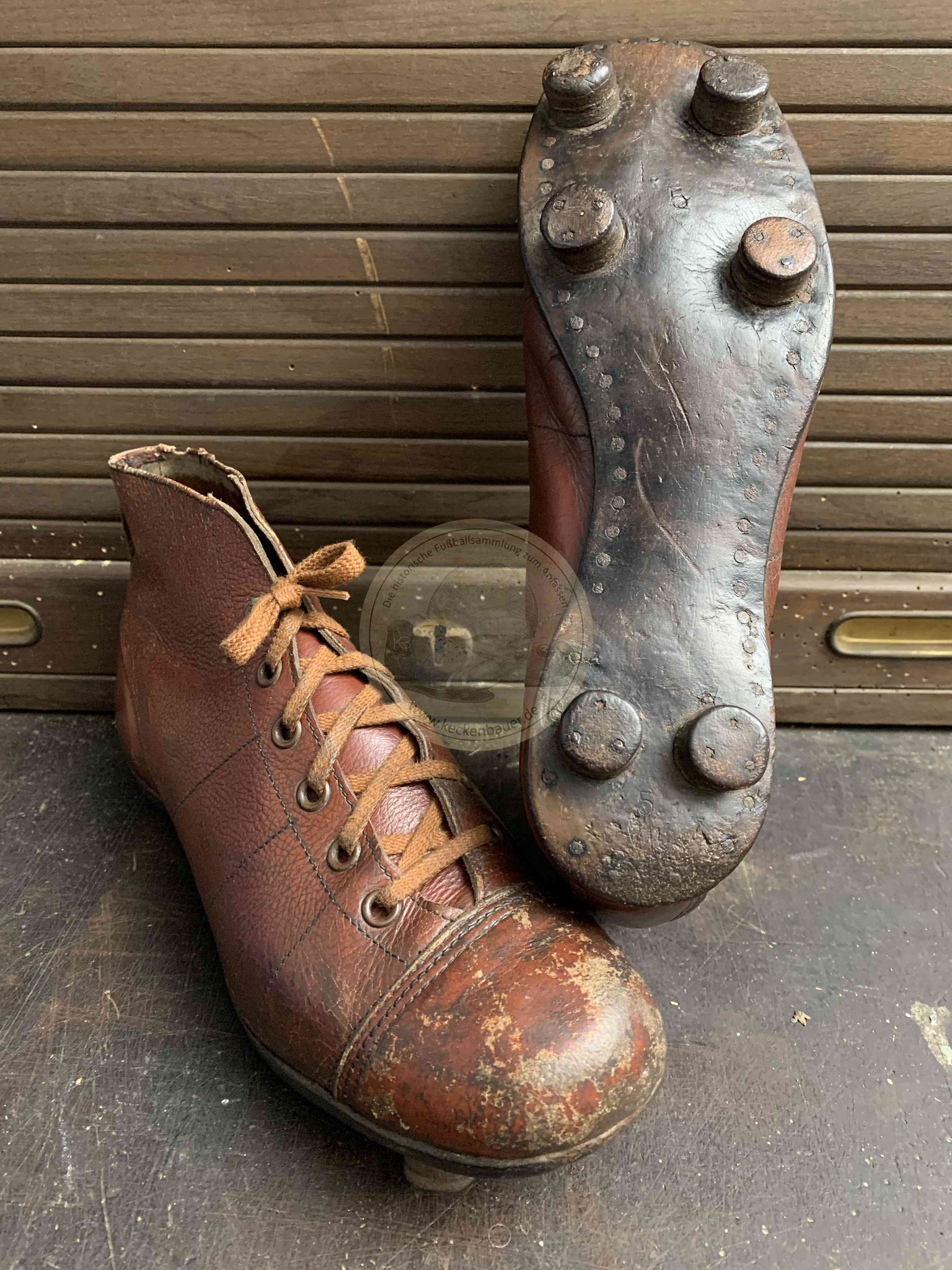 Alte hohe Fußballschuhe mit Rundstollen in braunem Leder 