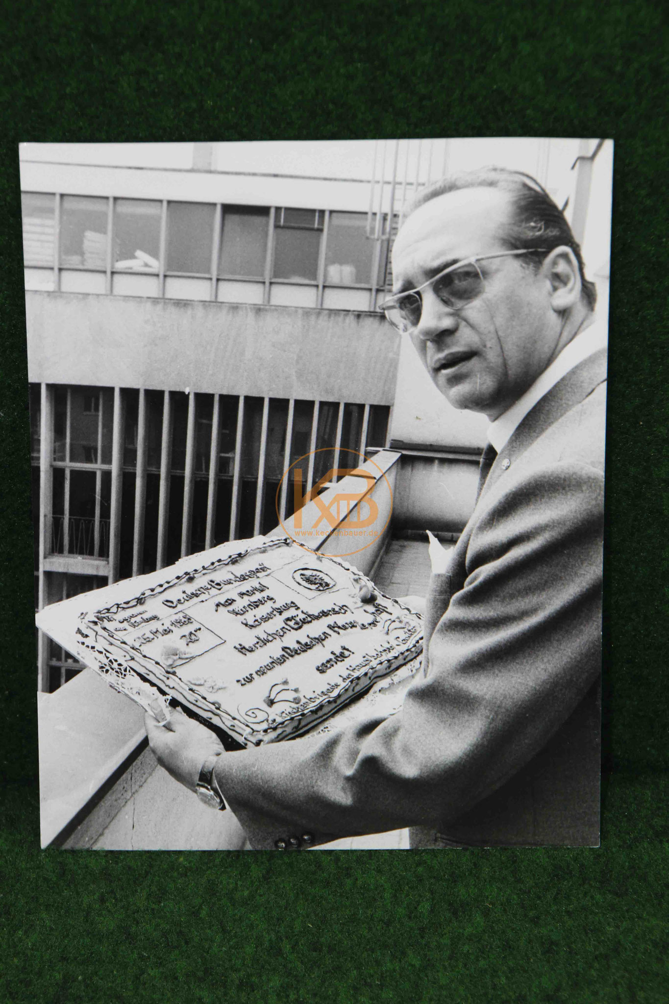 Foto aus dem Nachlass von Max Merkel auf dem er mit einem Siegerkuchen zum Gewinn der Deutschen Meisterschaft erhalten hat. 1/2