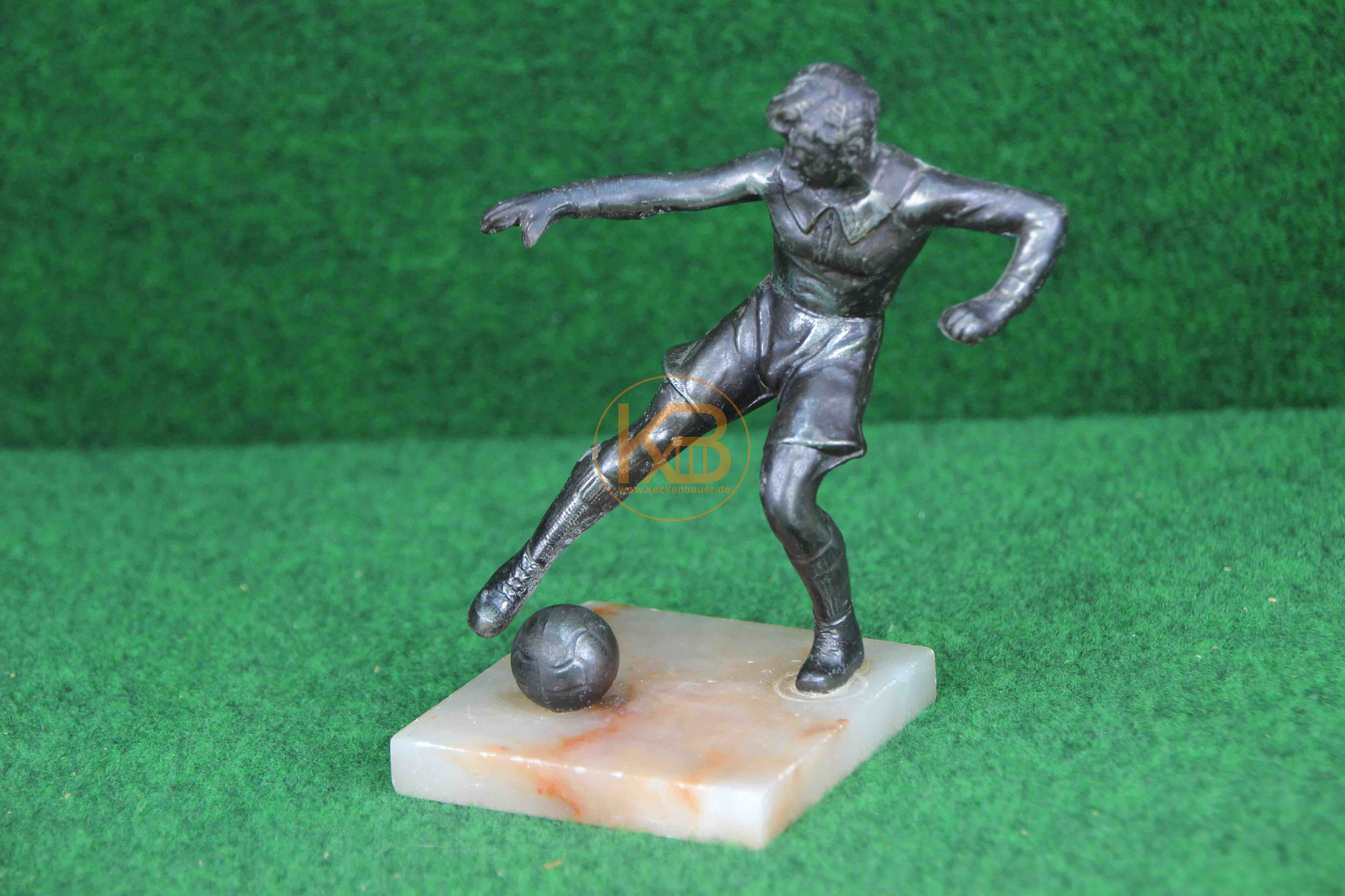 Alte Figur Fussballspieler beim Schuss ca. aus den 30er - 40er Jahren. Sehr schöne realistisch dargestellte Figur auf einem Marmorsockel.