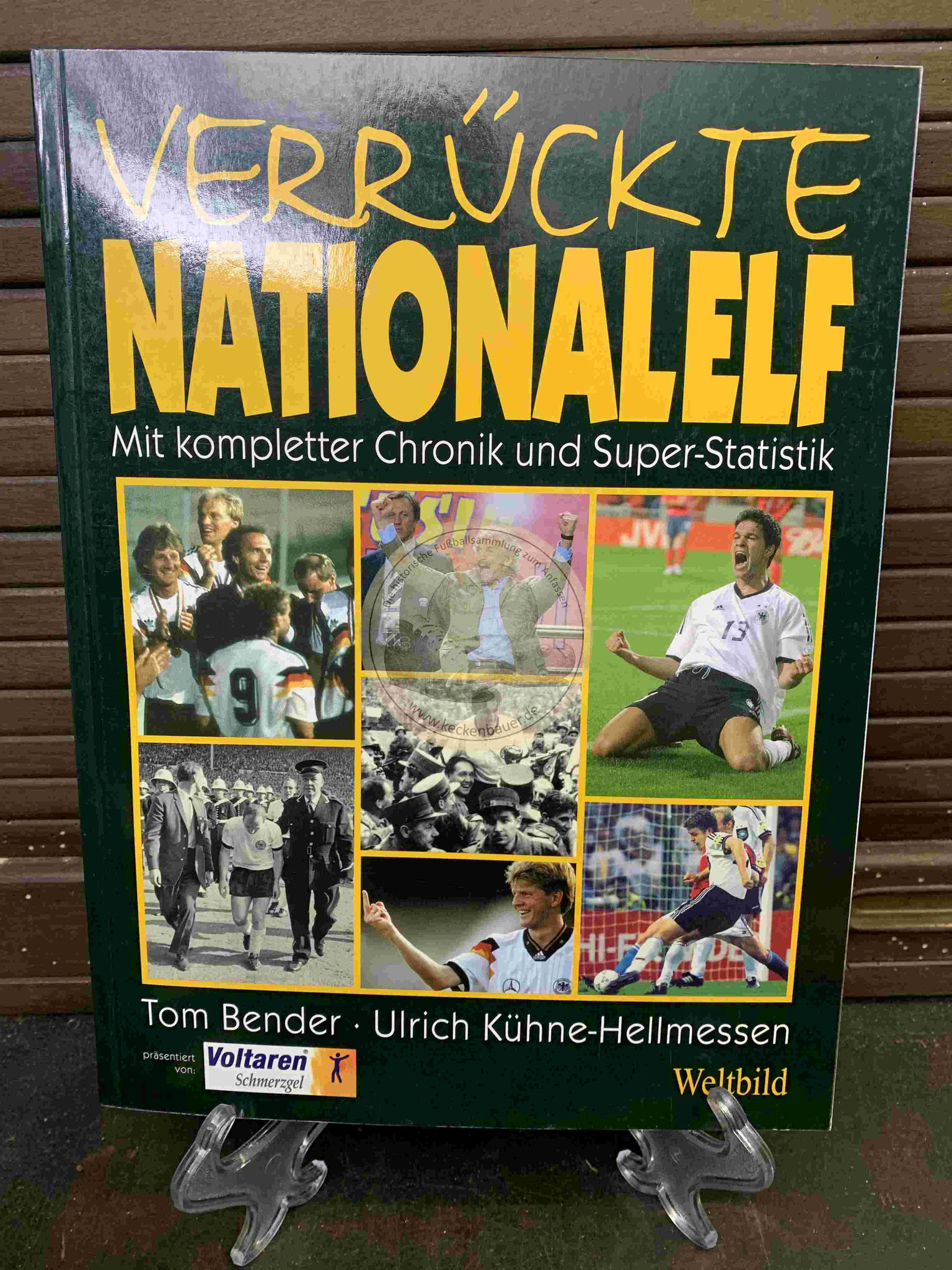 Verrückte Nationalelf mit kompletter Chronik und Super-Statistik von Tom Bender und Ulrich Kühne-Hellmessen im Weltbild Verlag aus dem Jahr 2003