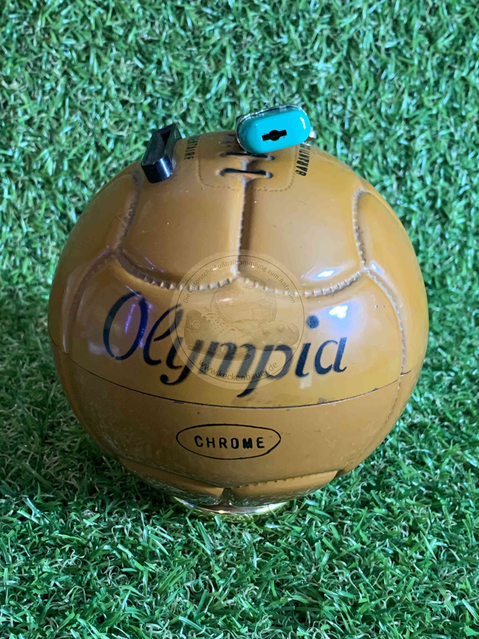 Olympia Chrome Spardose in der Form eines Fußballs