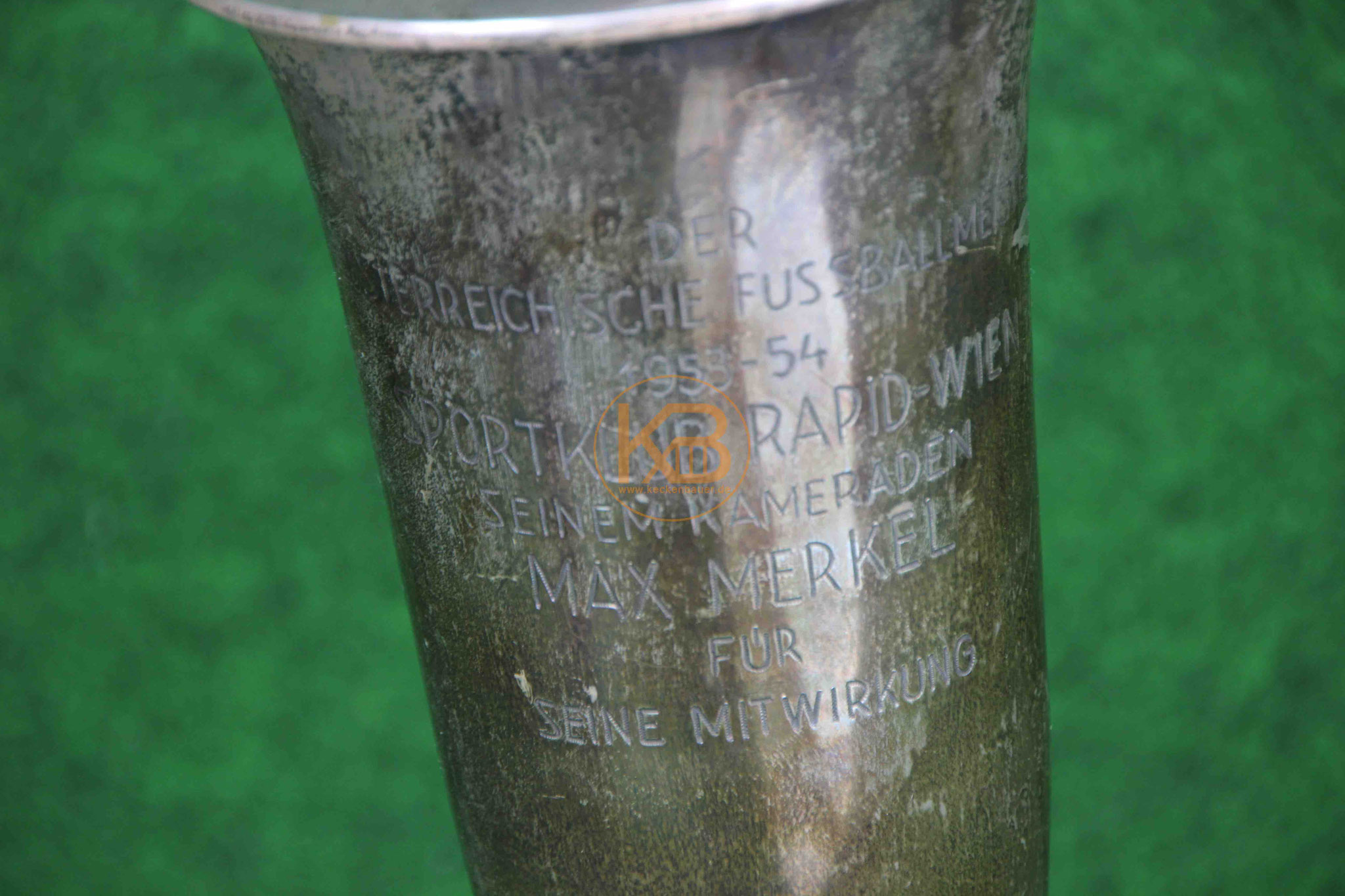 Ein Pokal, den Max Merkel für seine Verdienste bei der Meisterschaft mit Rapid Wien 1953/54 erhalten hat. 2/2