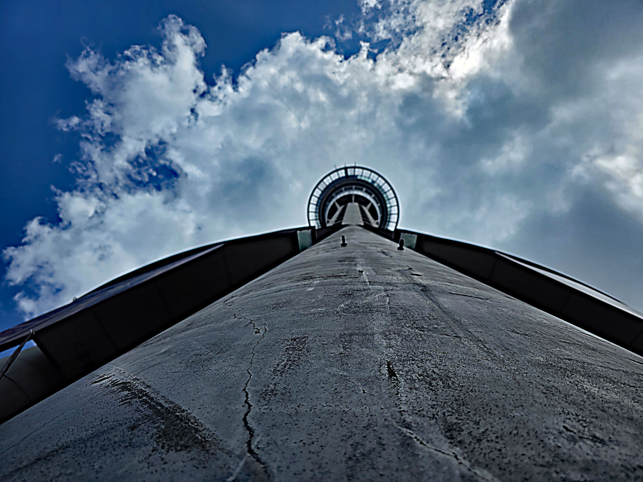 Sky Tower von unten