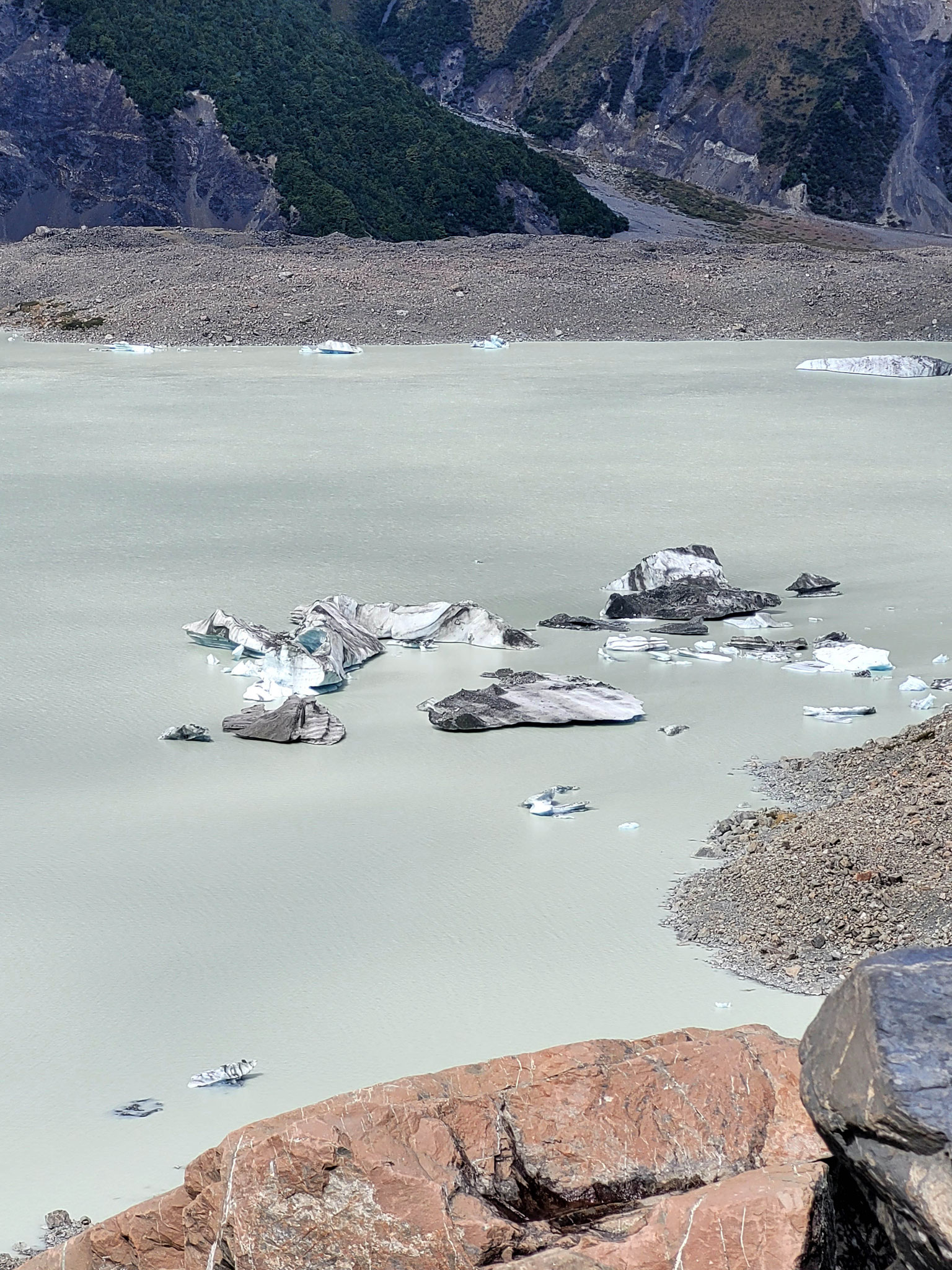 Eisschollen auf dem Gletschersee