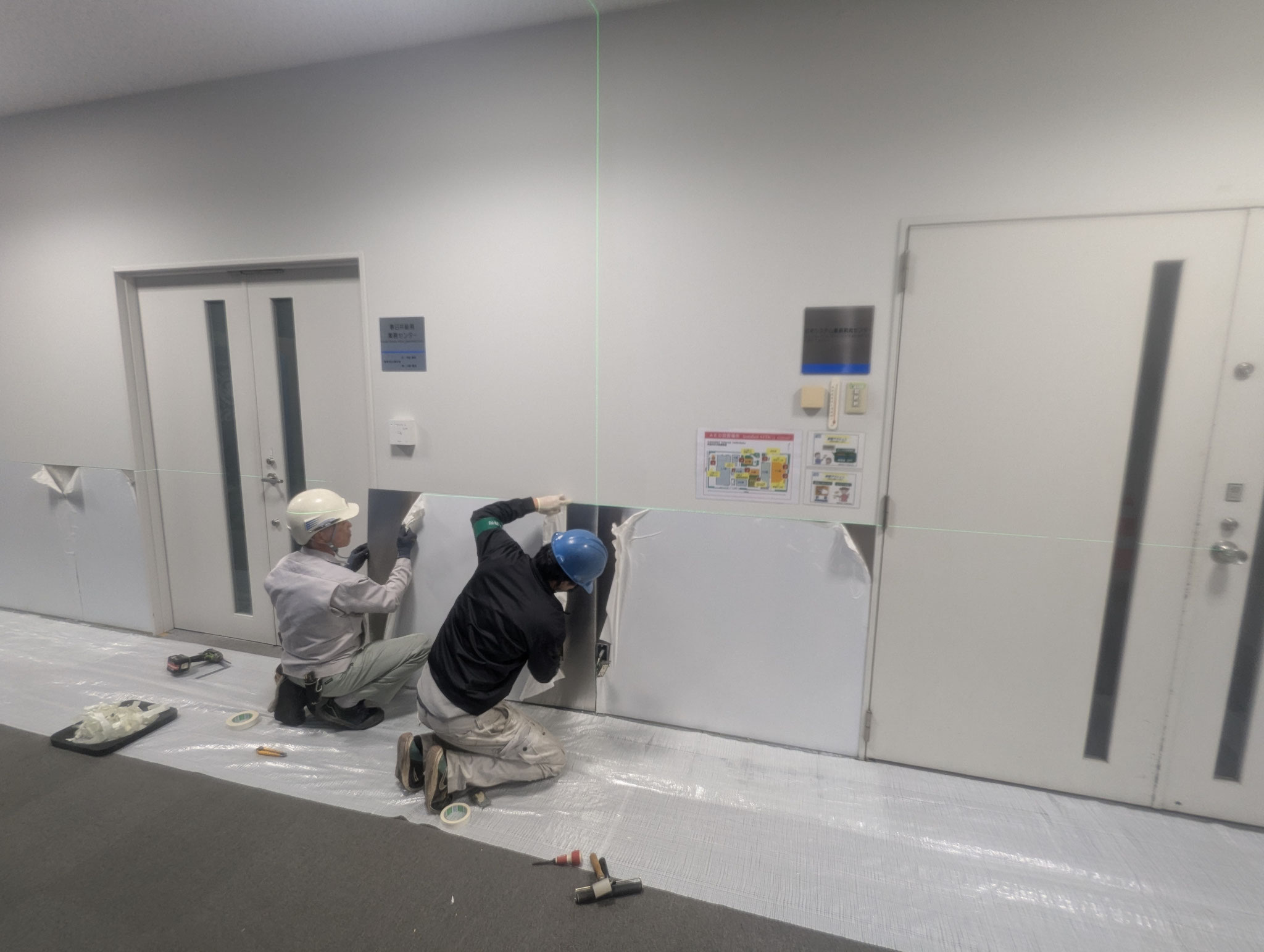 メール室通用廊下壁工事：工程写真