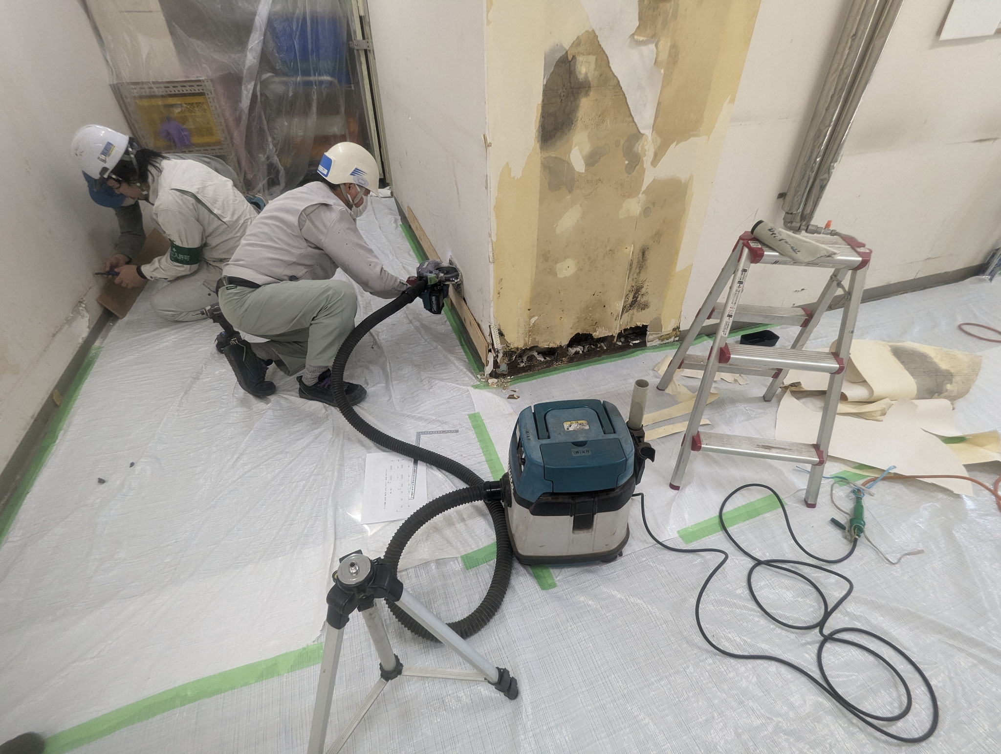 厨房通路壁修繕工事：工程写真