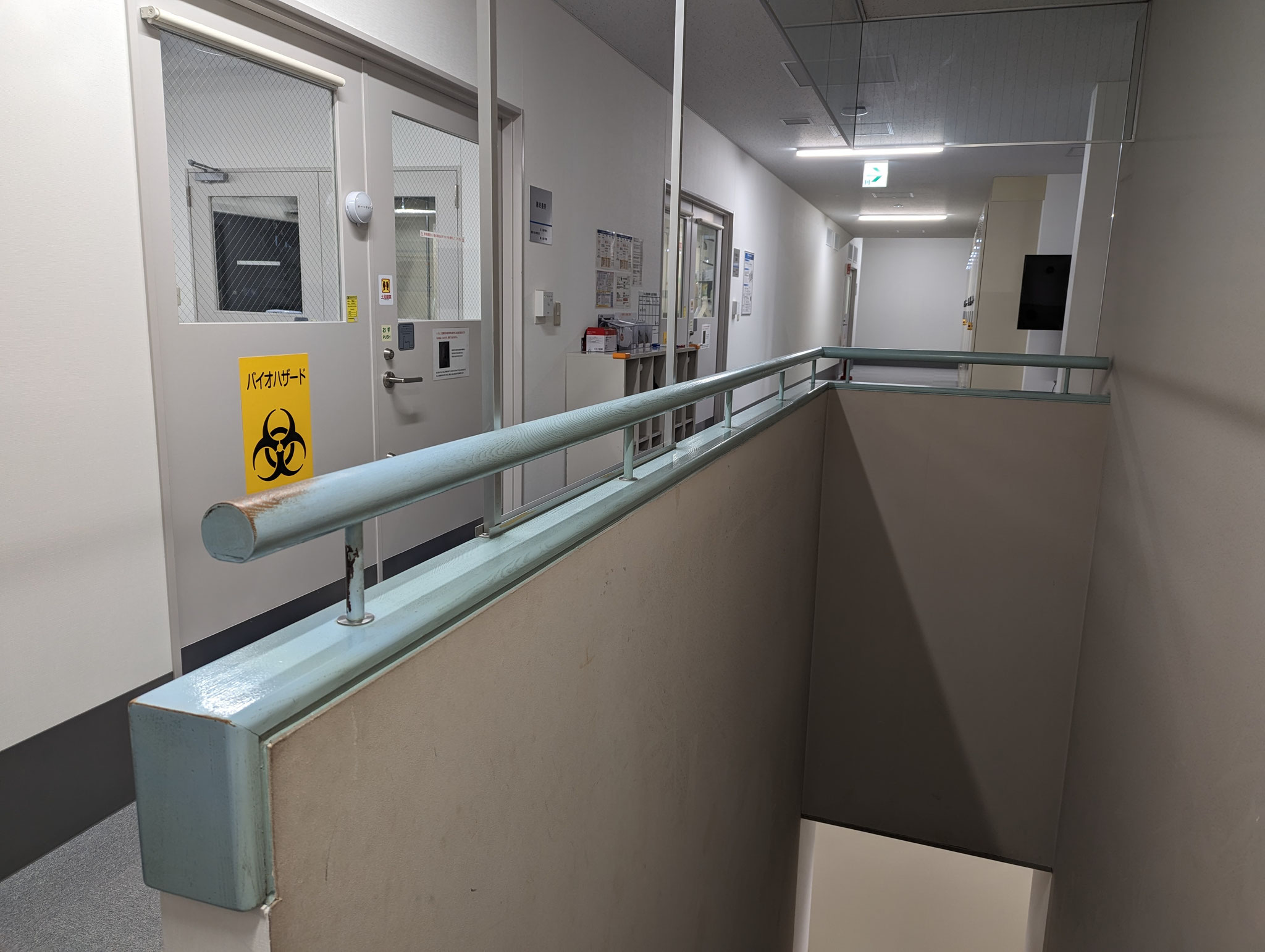 階段及び吹抜け手摺塗装：工程写真