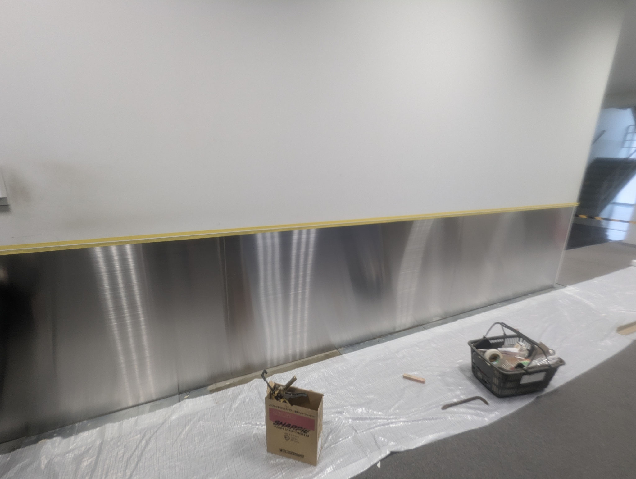 メール室通用廊下壁工事：工程写真