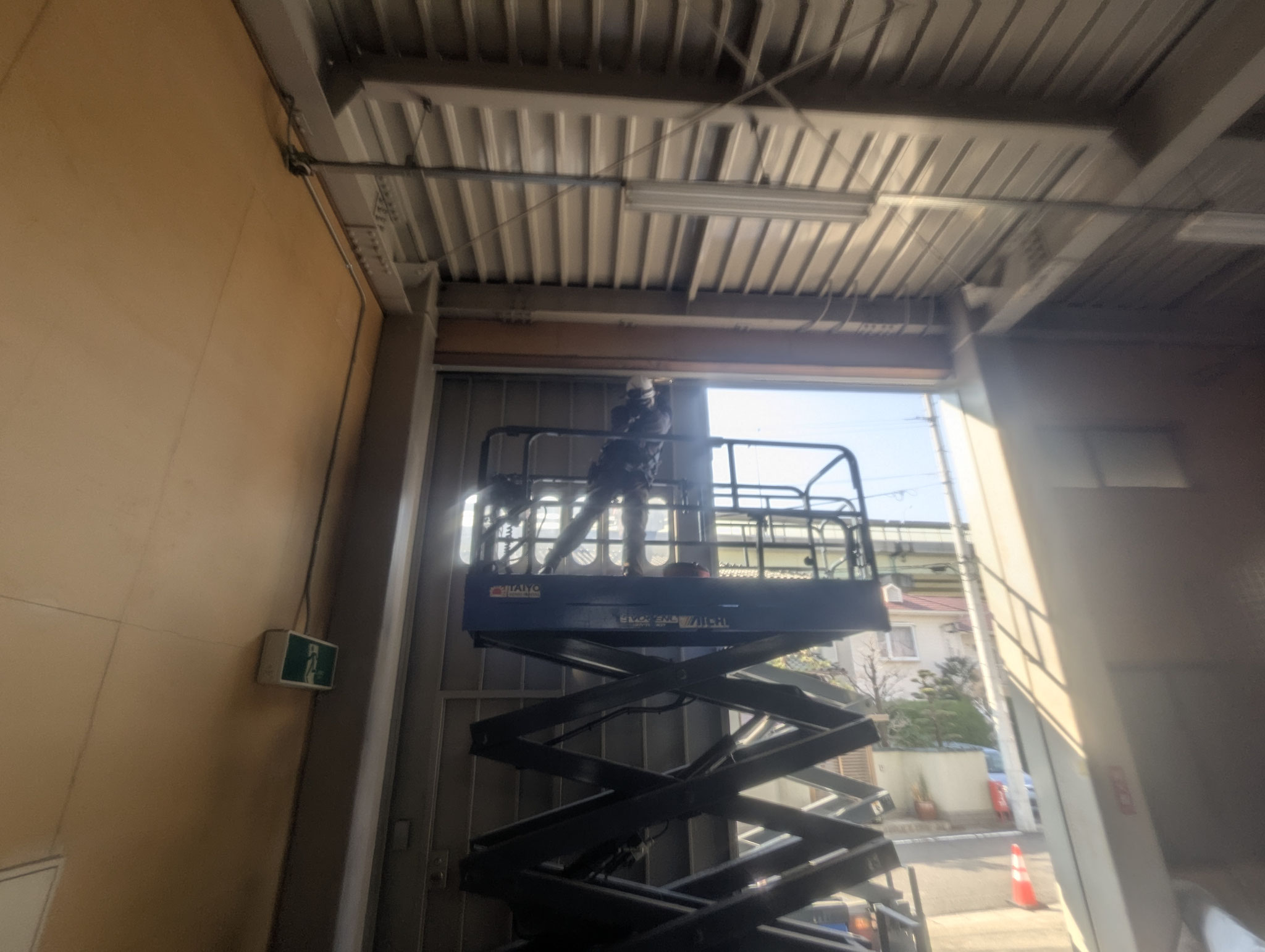 鉄製吊り戸修理作業：工程写真