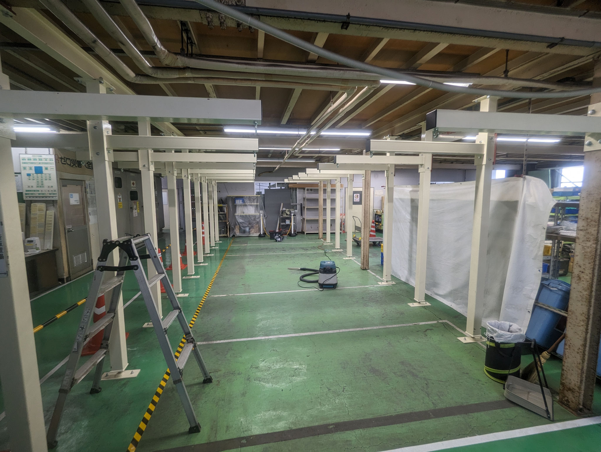 鉄骨造物品棚新設工事：工程写真