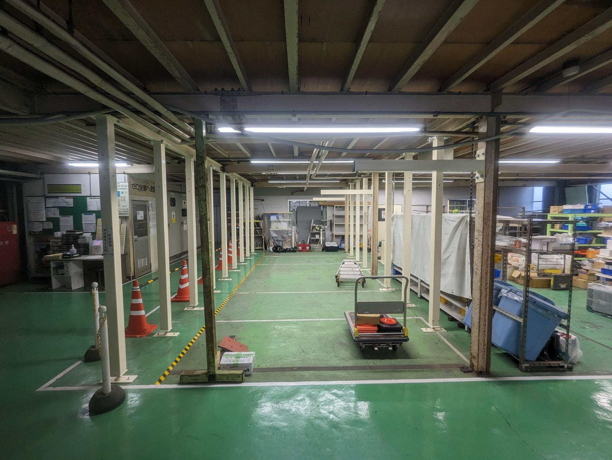 鉄骨造物品棚新設工事：工程写真
