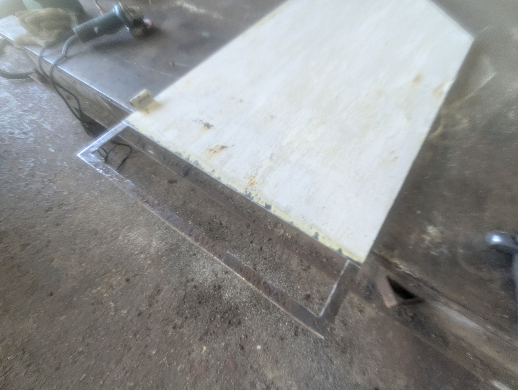 鉄製扉部分修理作業：工程写真